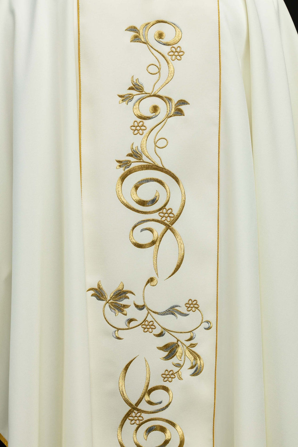 Ecru chasuble with the image of Jesus the Good Shepherd