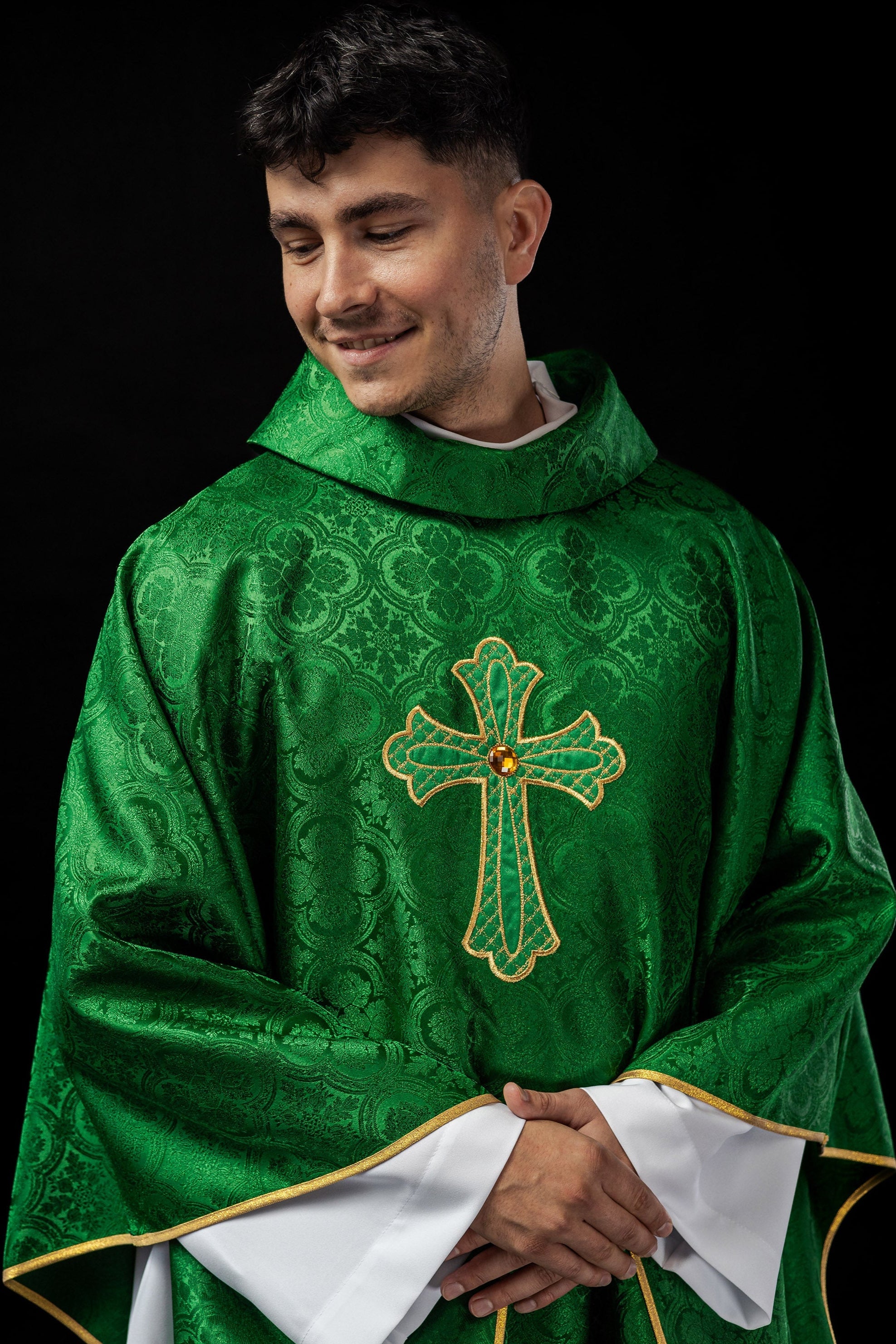 Embroidered chasuble with symbol of the cross Green