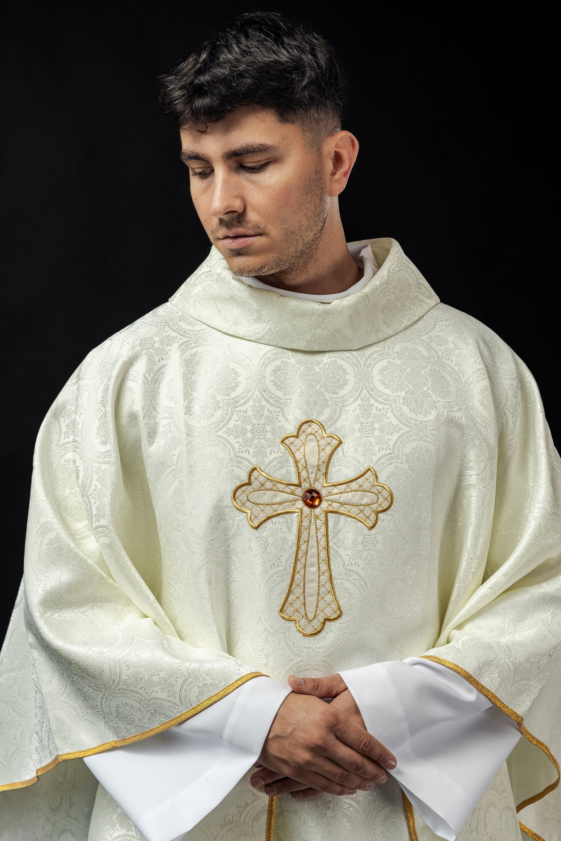 Embroidered chasuble with symbol of the cross ecru