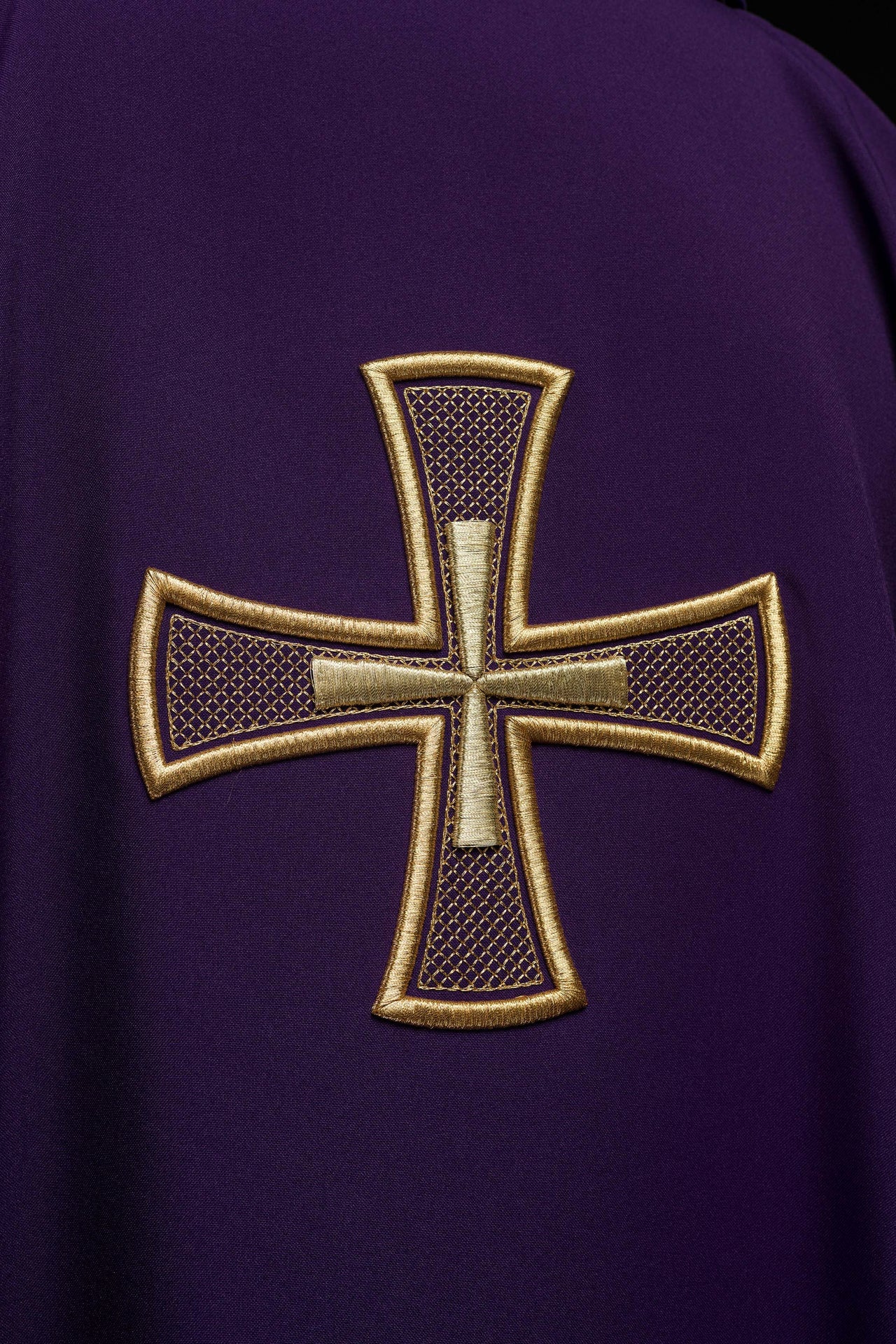 Ornat haftowany IHS Fioletowy - ORNATY.PL