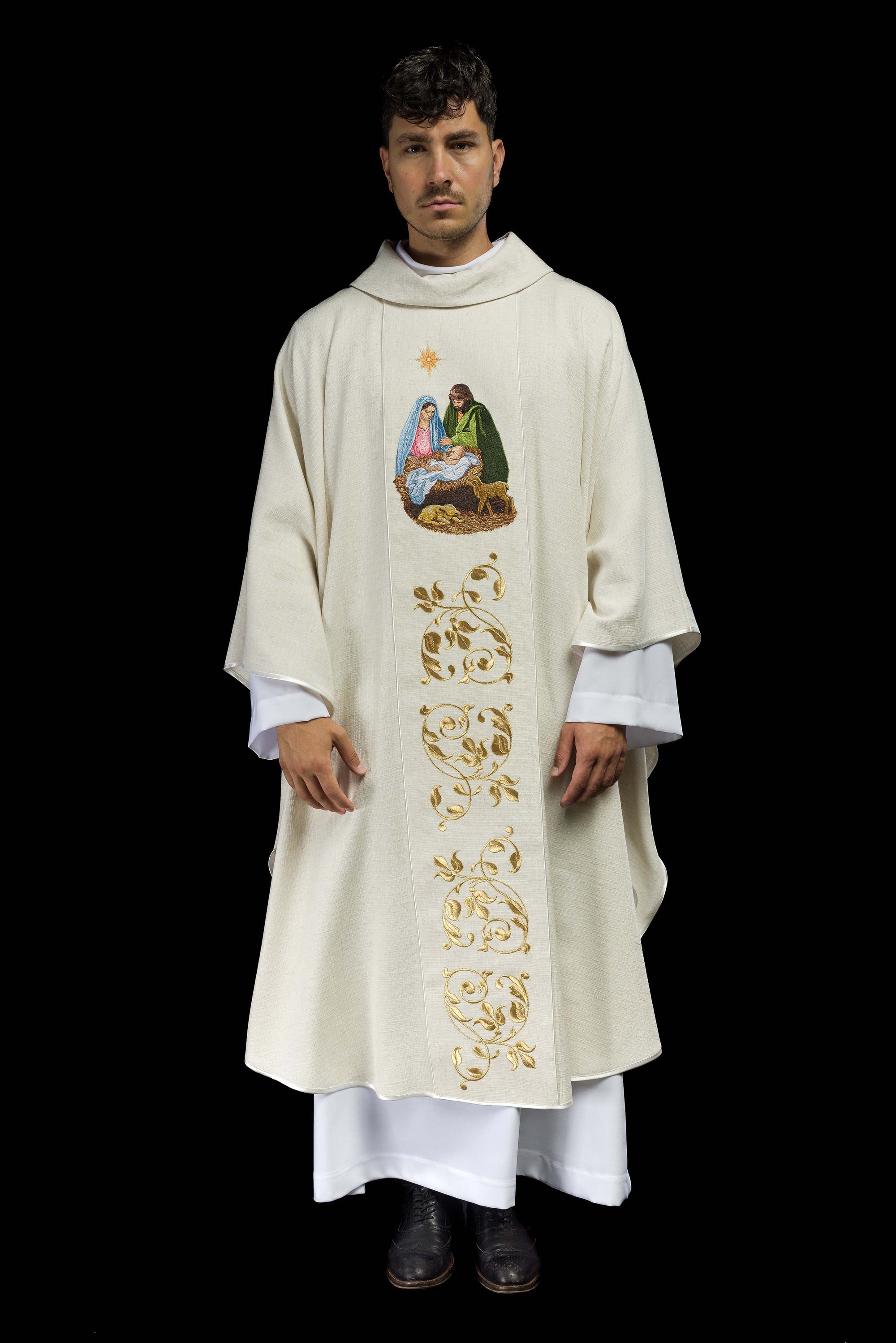 Chasuble embroidered with the image of the Holy Family natural weave fabric