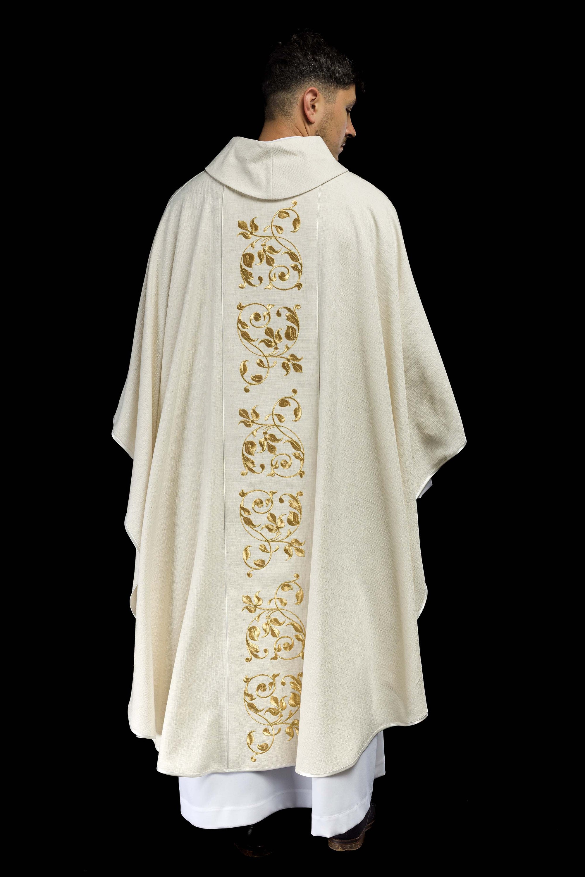 Chasuble embroidered with the image of the Holy Family natural weave fabric