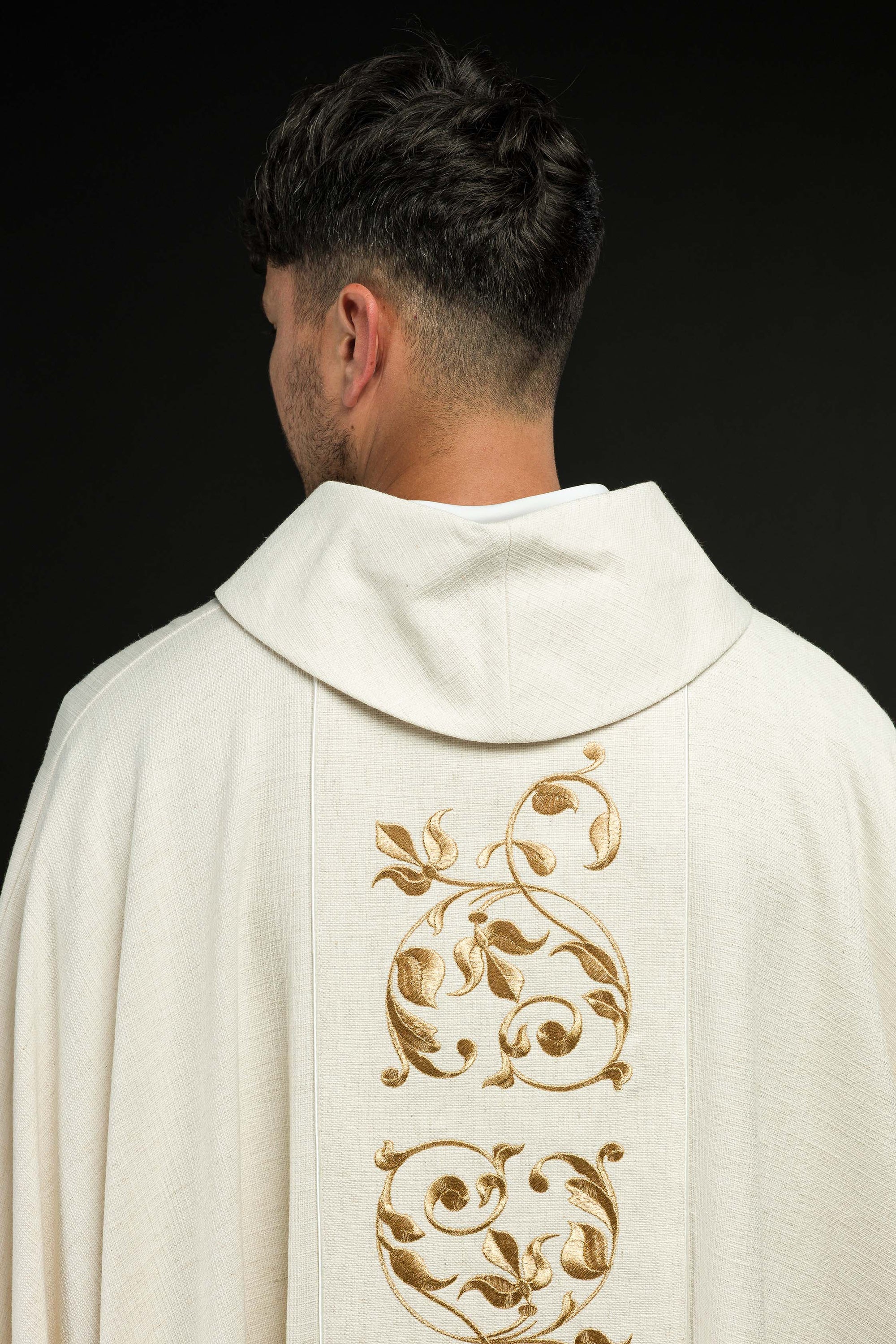 Chasuble embroidered with the image of the Holy Family natural weave fabric