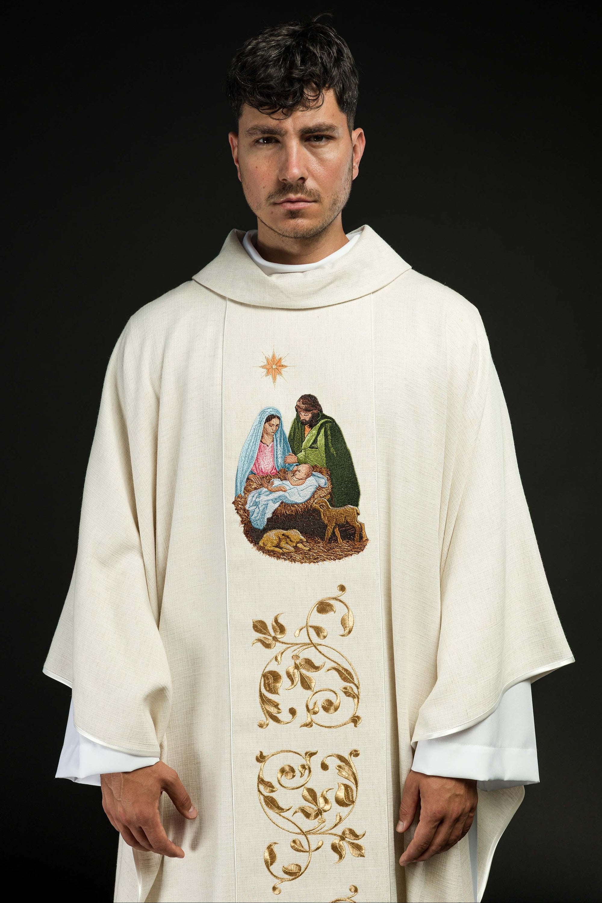 Chasuble embroidered with the image of the Holy Family natural weave fabric