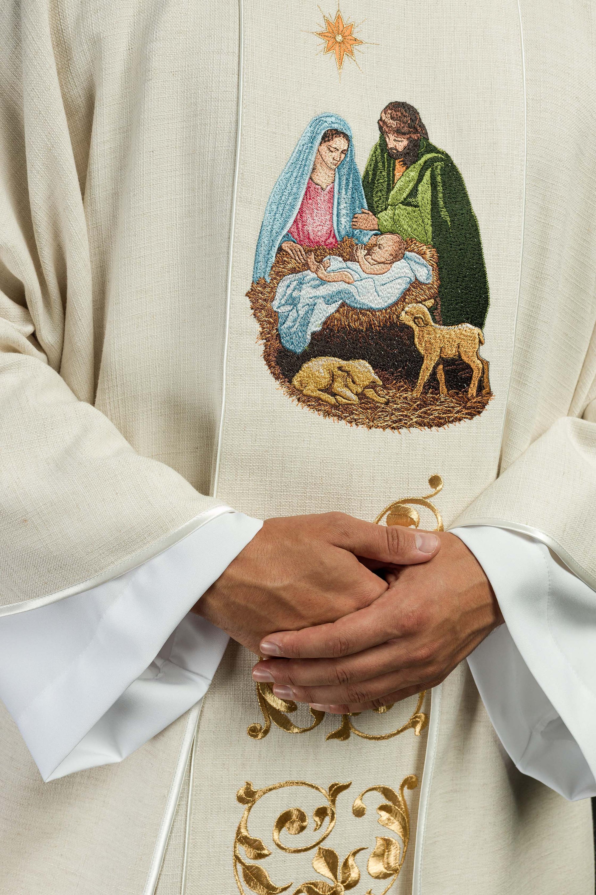 Chasuble embroidered with the image of the Holy Family natural weave fabric