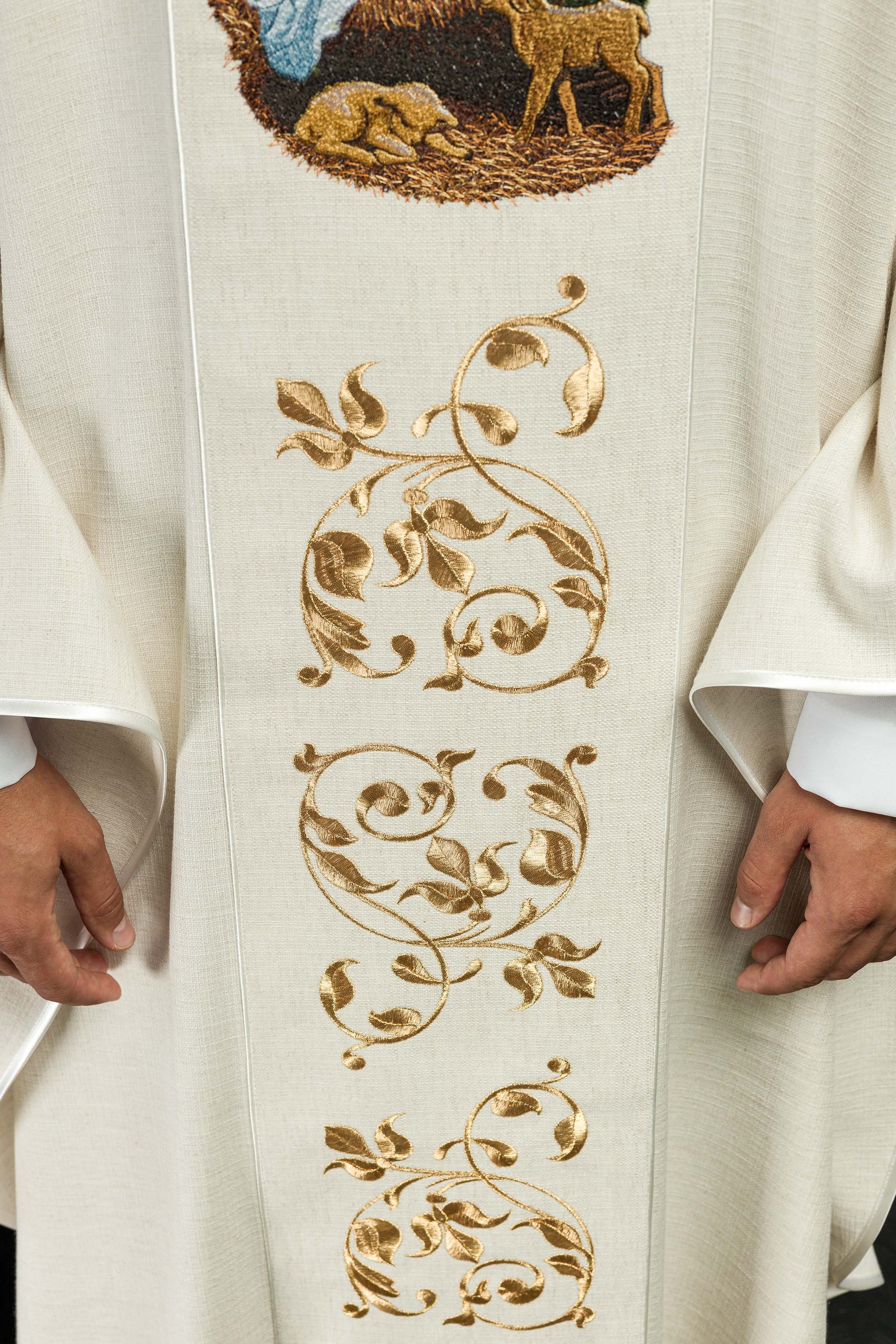 Chasuble embroidered with the image of the Holy Family natural weave fabric