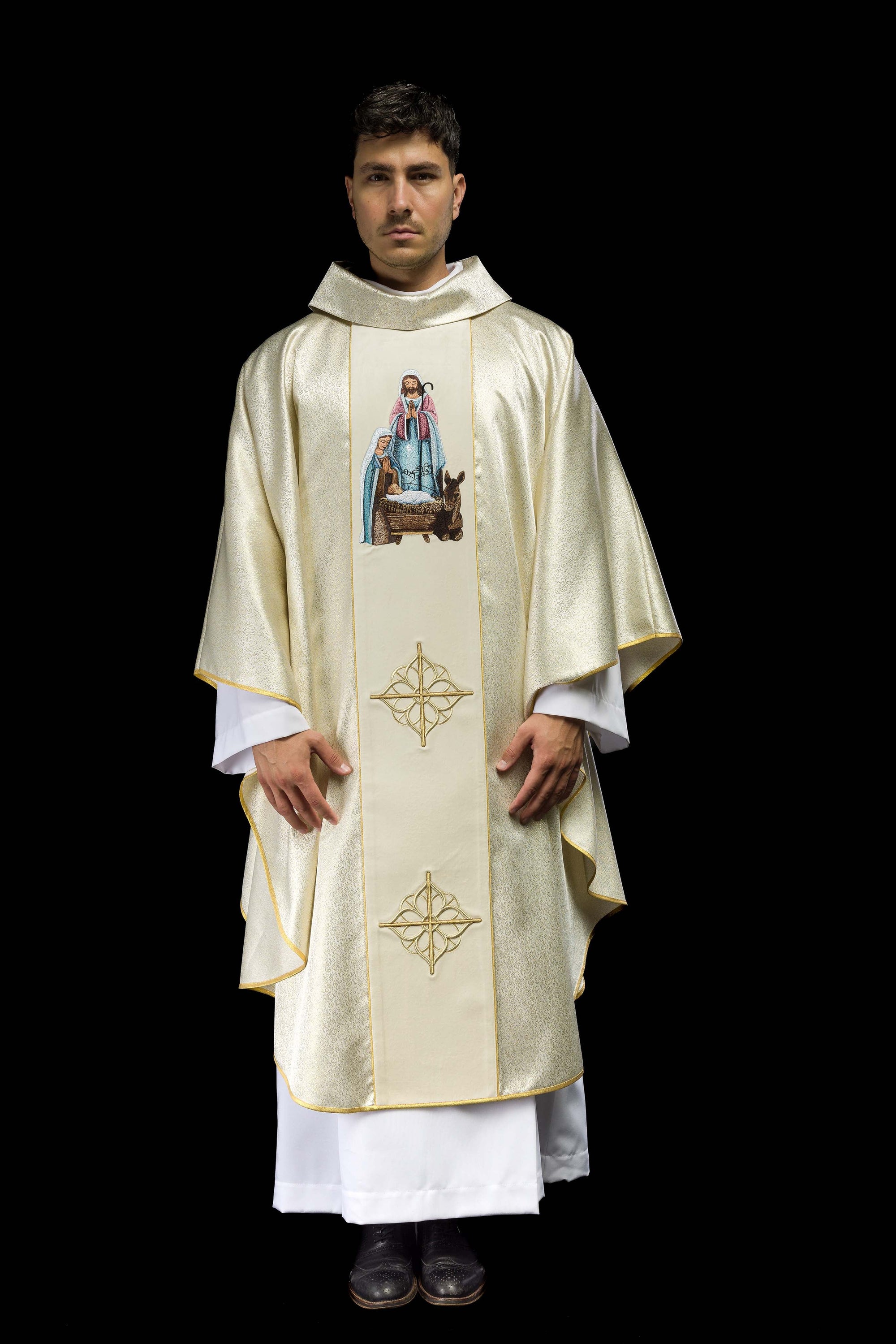 Embroidered chasuble with the image of the Holy Family on gold fabric