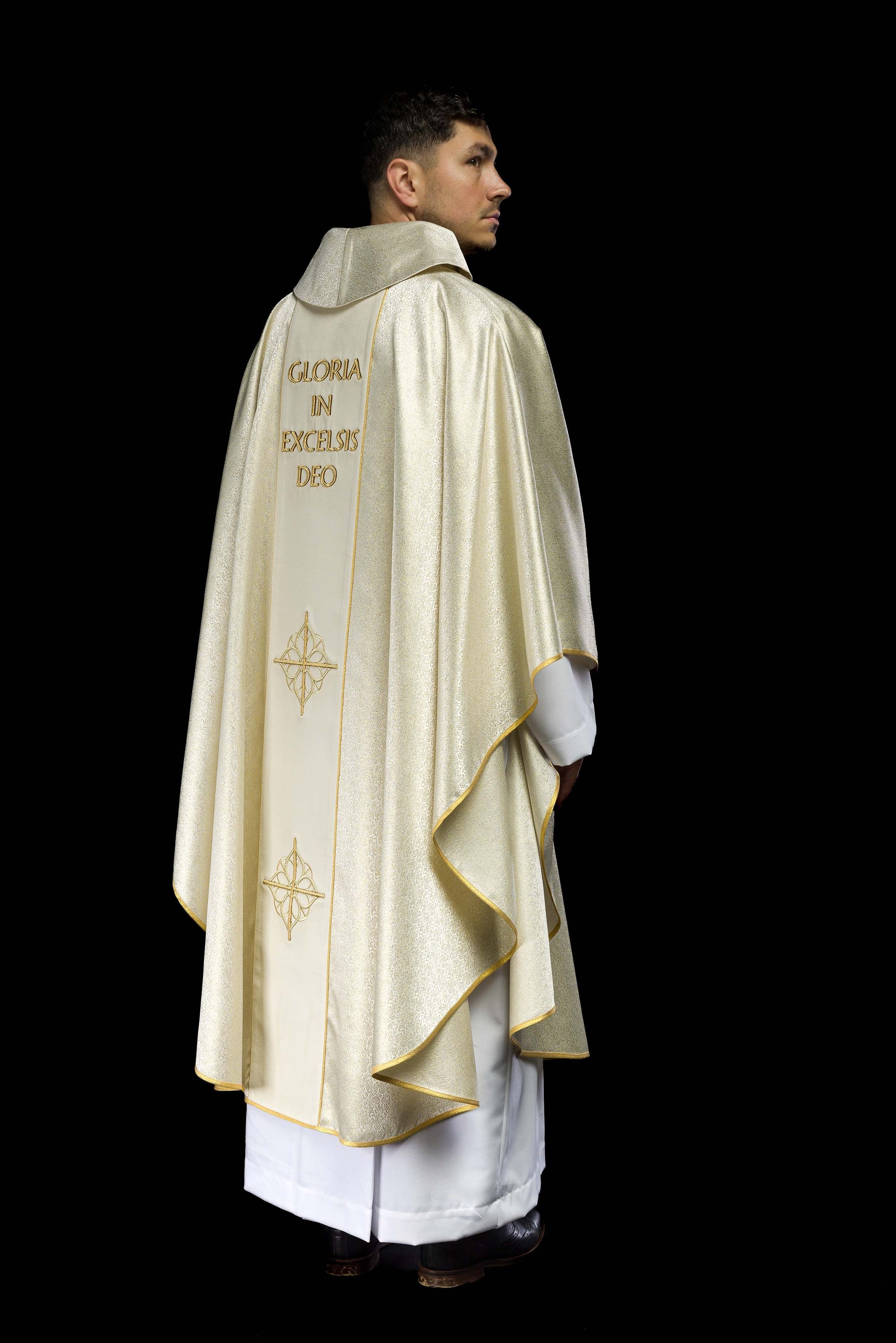 Embroidered chasuble with the image of the Holy Family on gold fabric