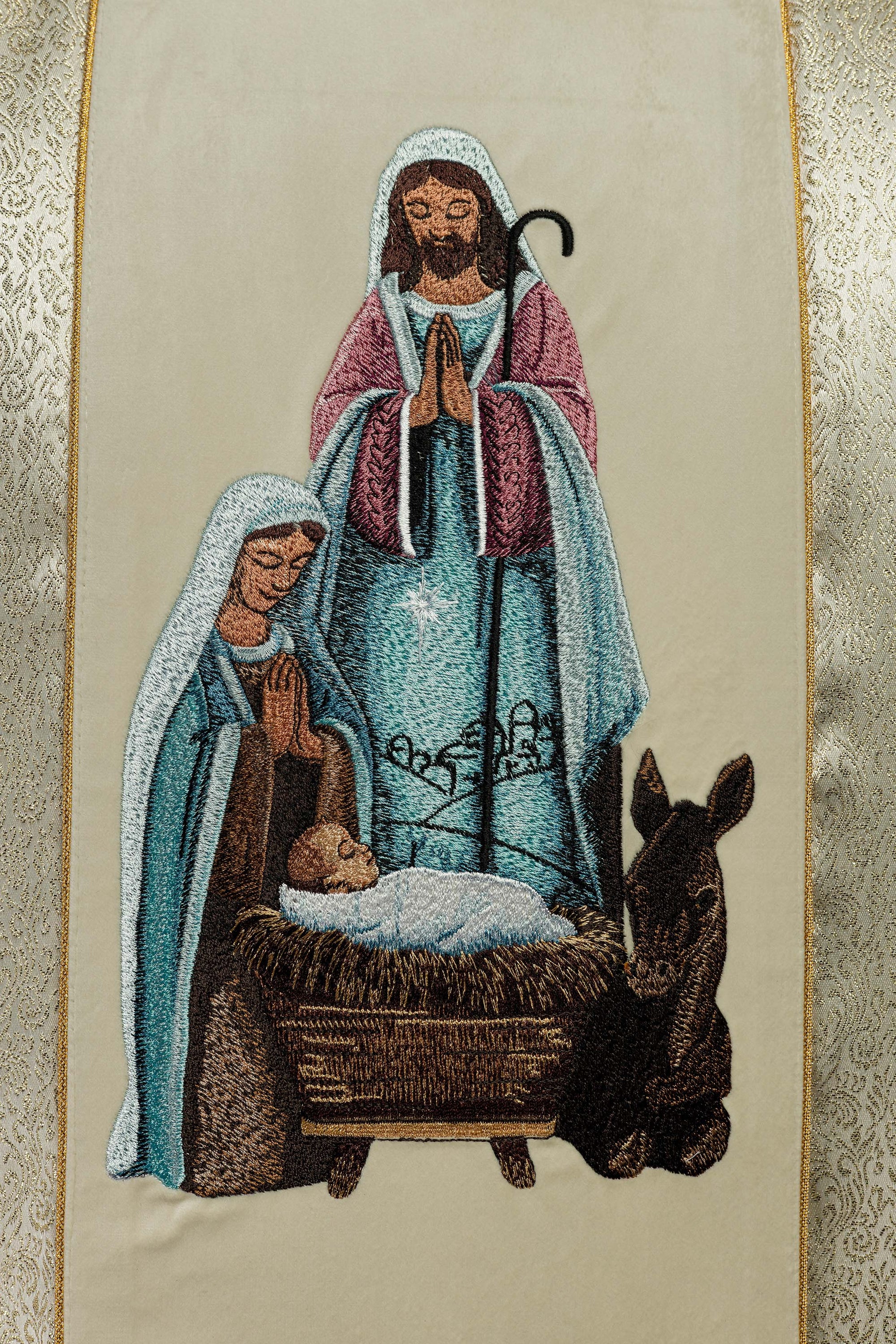 Embroidered chasuble with the image of the Holy Family on gold fabric
