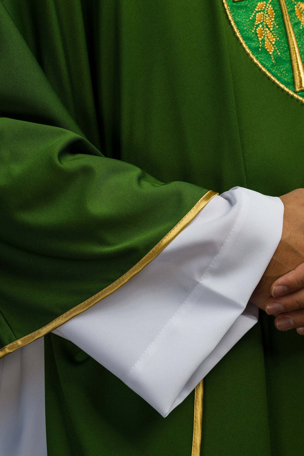 Chasuble embroidered cross green lightweight knitted fabric SACROLITE