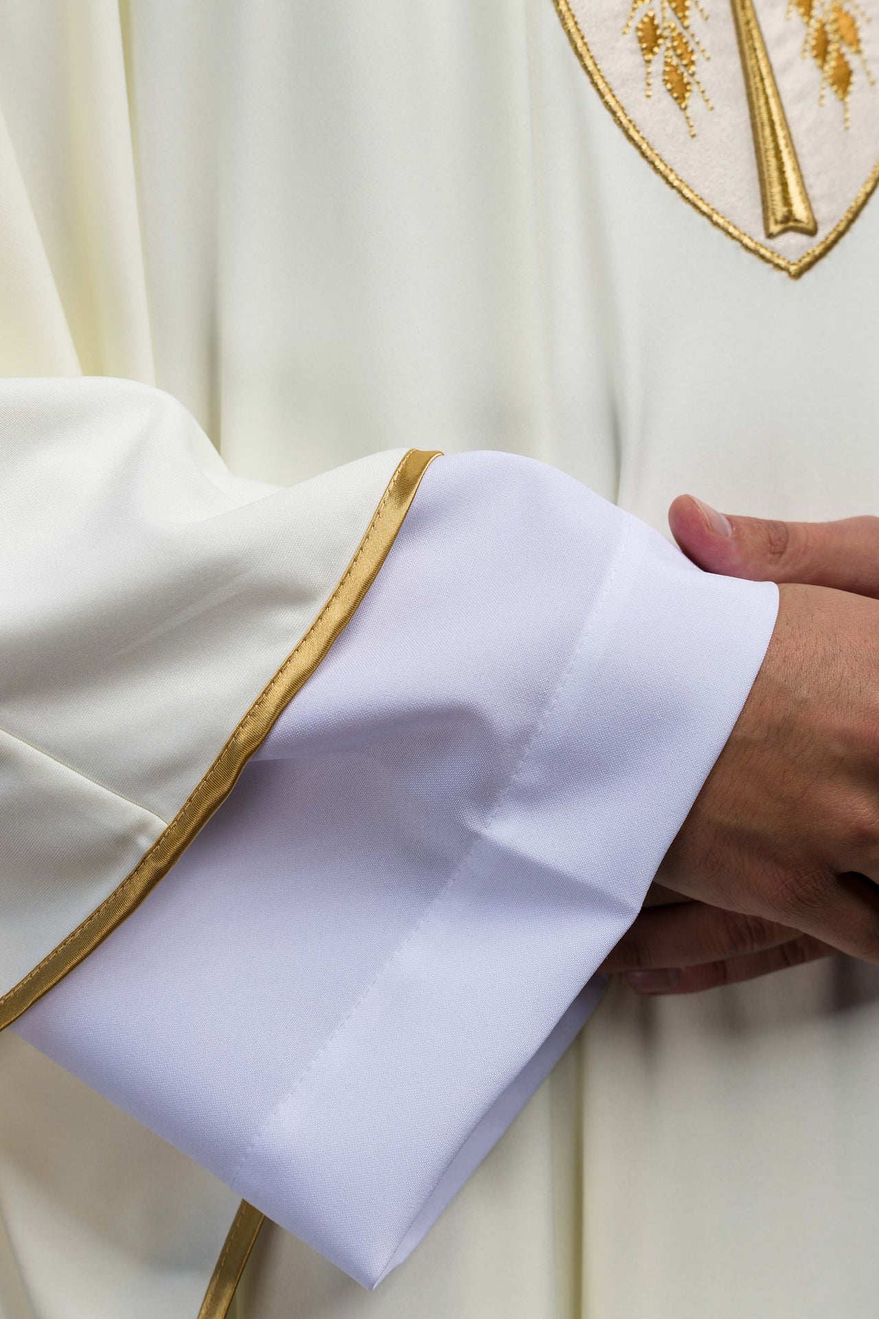 Chasuble embroidered Cross ecru lightweight knitted SACROLITE