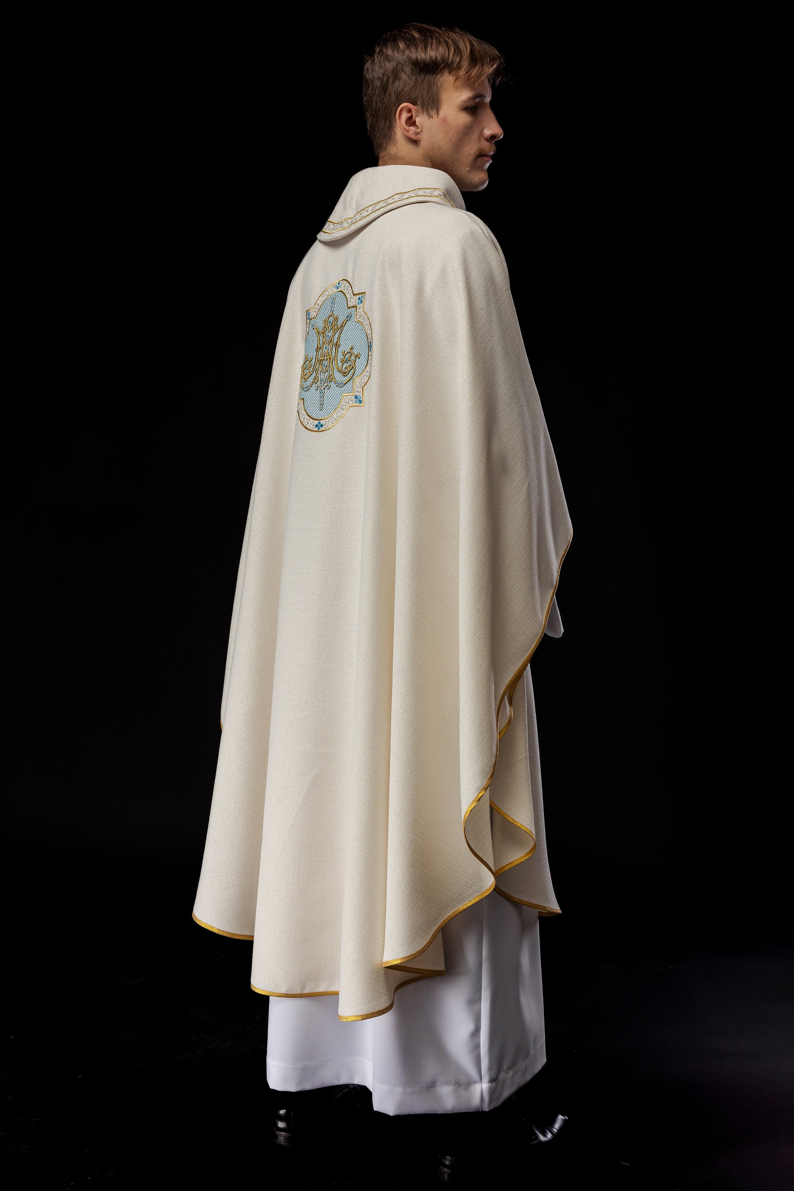 Embroidered chasuble with Marian motif ecru