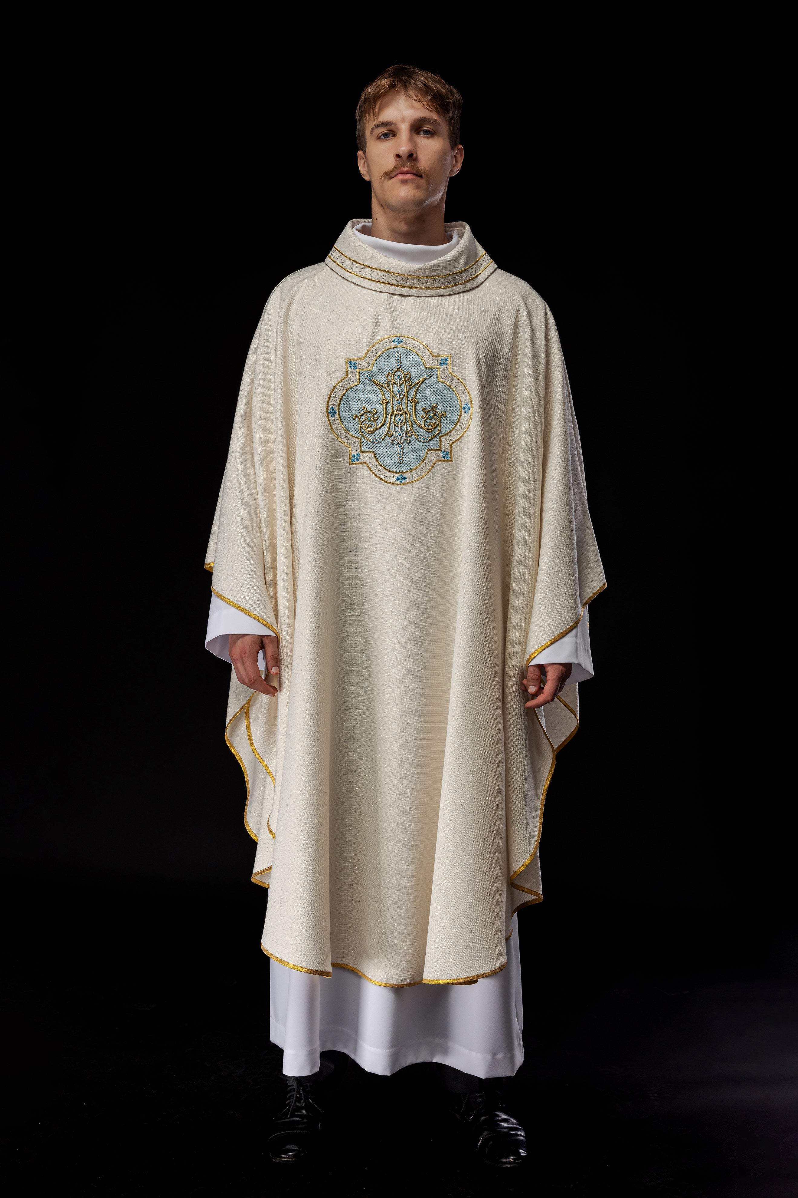 Embroidered chasuble with Marian motif ecru