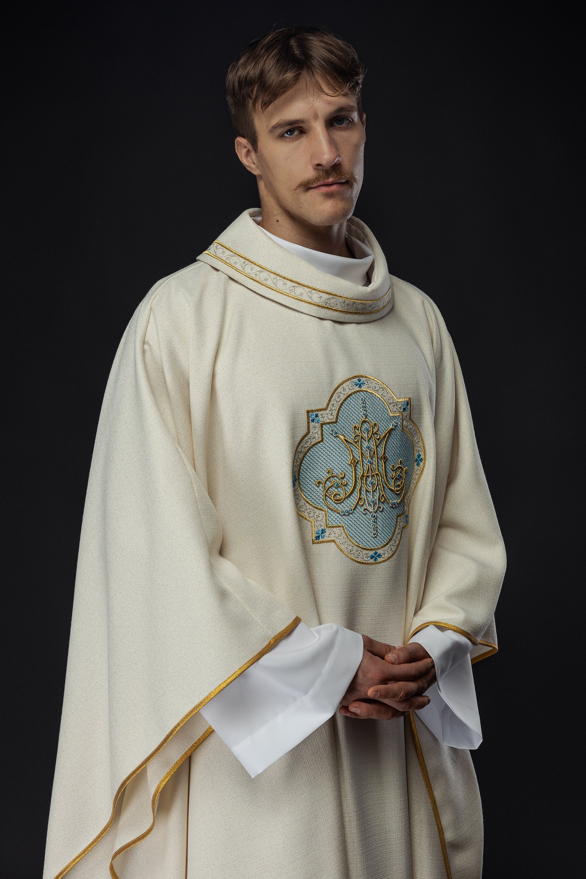 Embroidered chasuble with Marian motif ecru