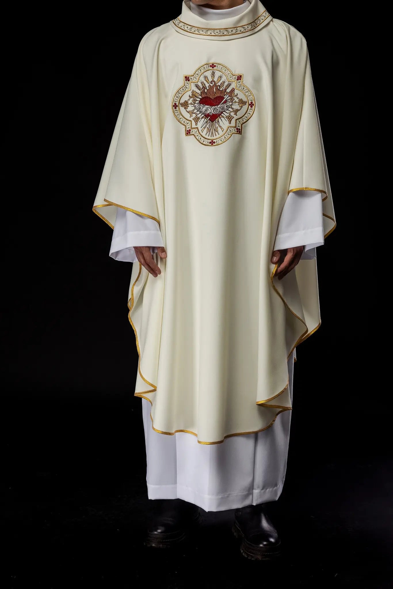 Embroidered chasuble with the motif of the Heart of Mary