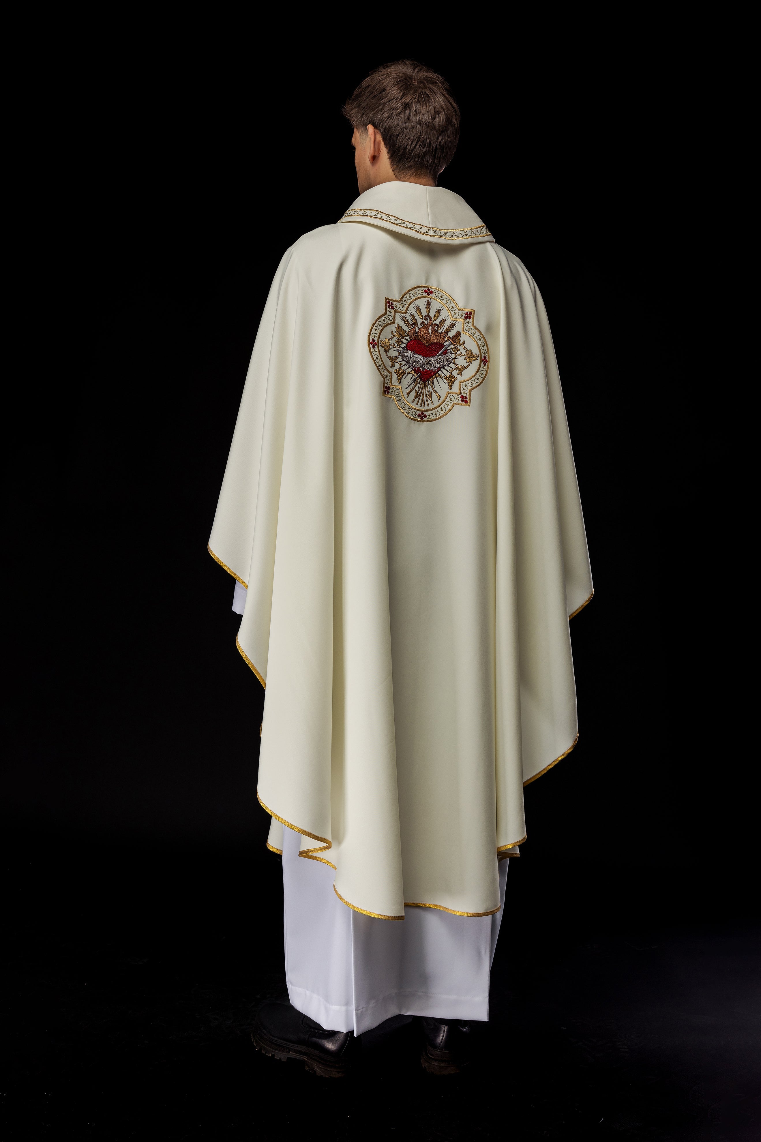 Embroidered chasuble with the motif of the Heart of Mary