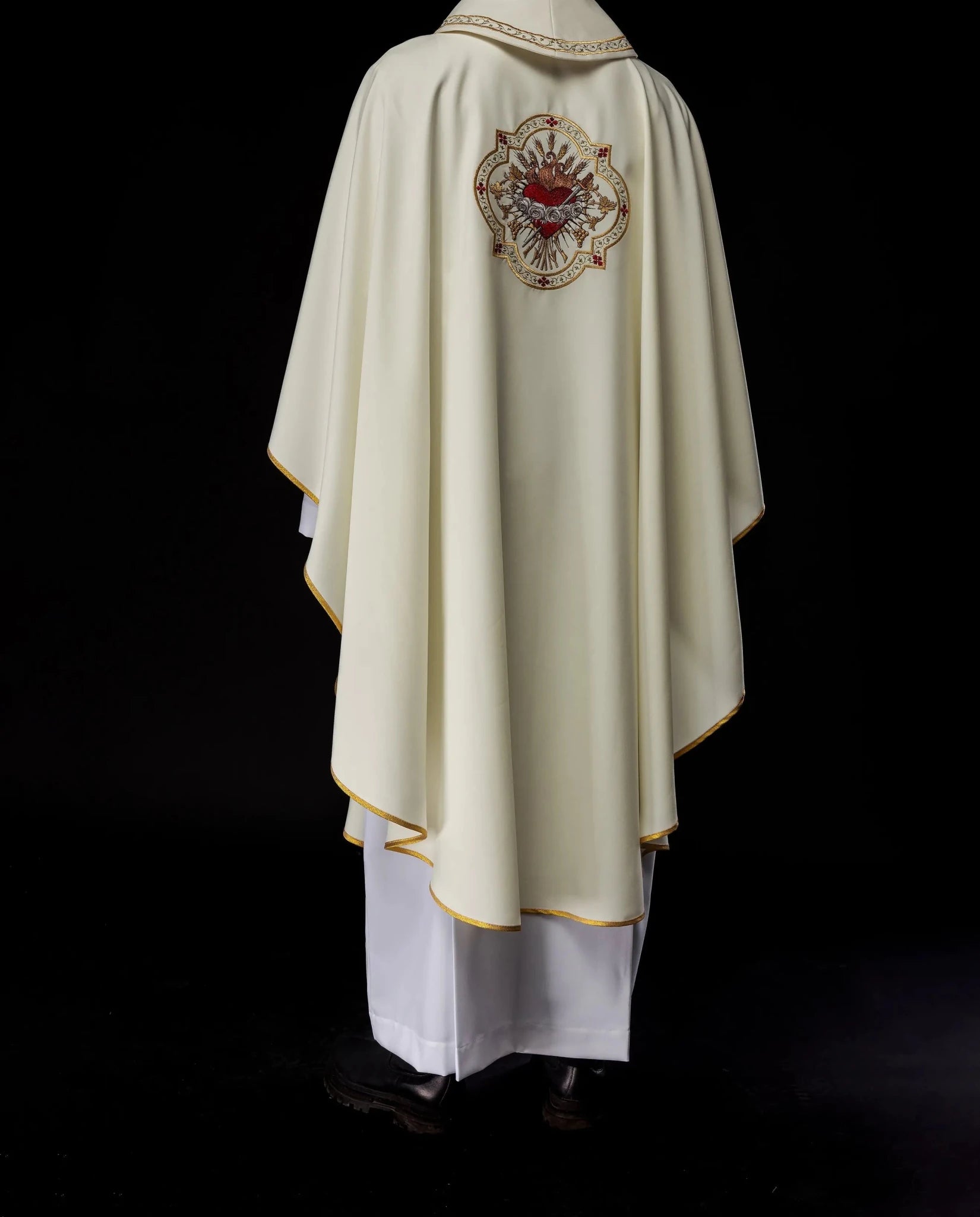 Embroidered chasuble with the motif of the Heart of Mary