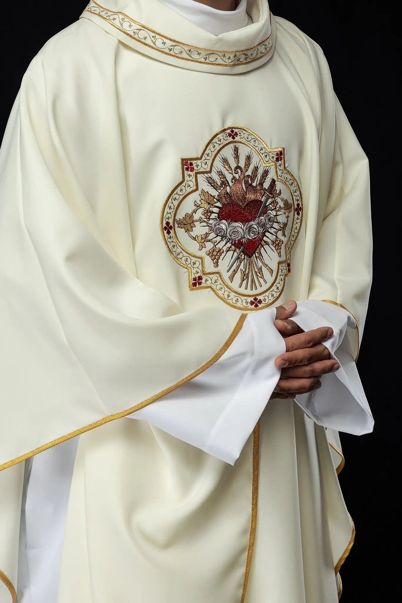 Embroidered chasuble with the motif of the Heart of Mary