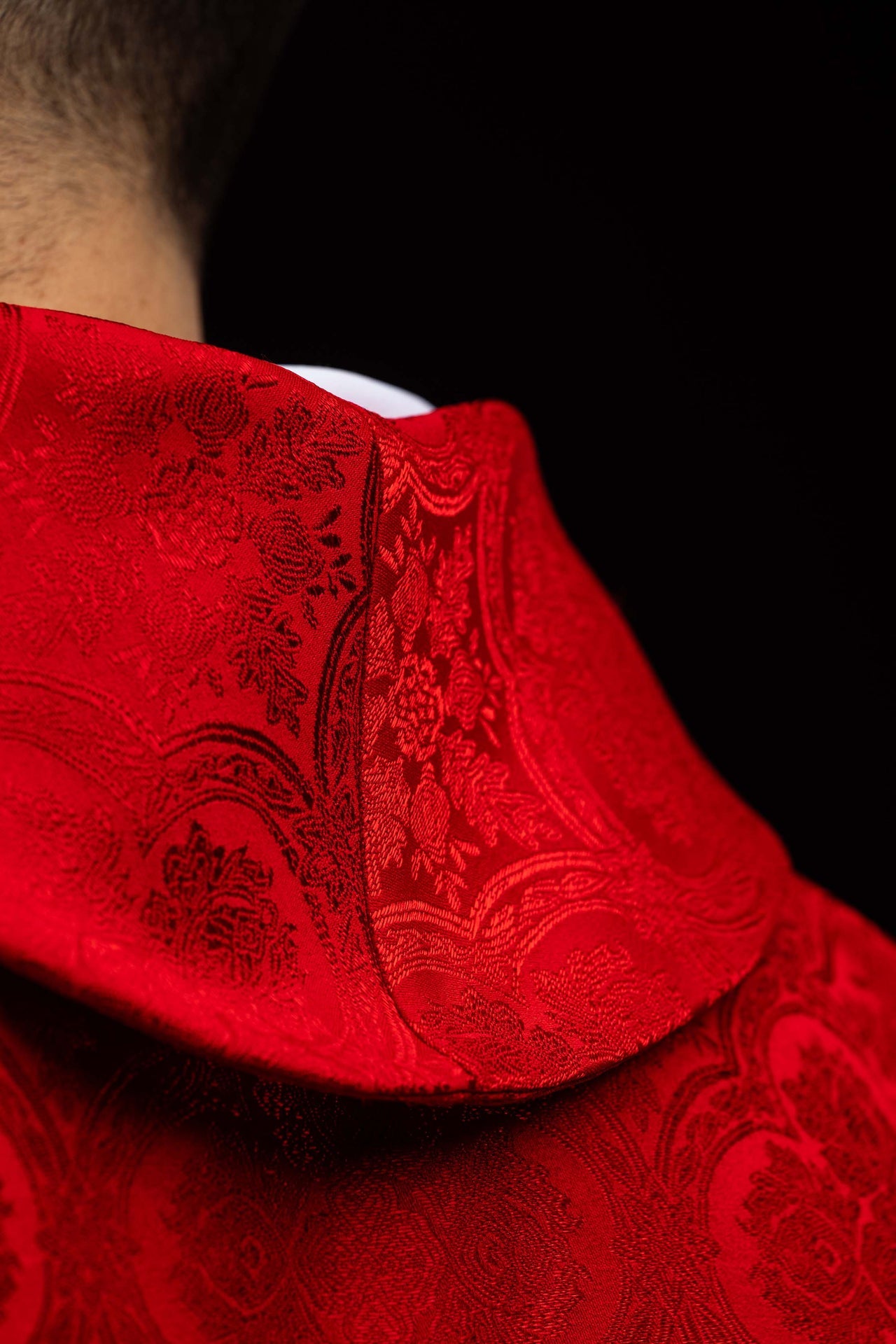 Czerwony ornat z krzyżem tkanina żakardowa - ORNATY.PL