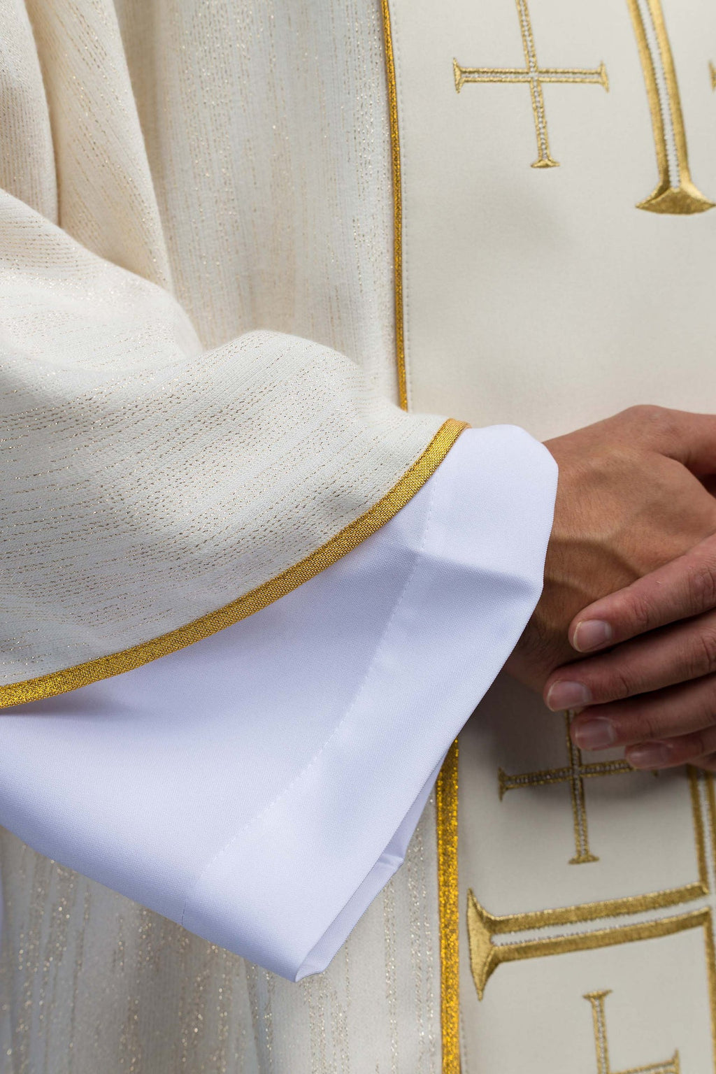 Ornat haftowany z pasem i Krzyżami Jerozolimskimi ecru