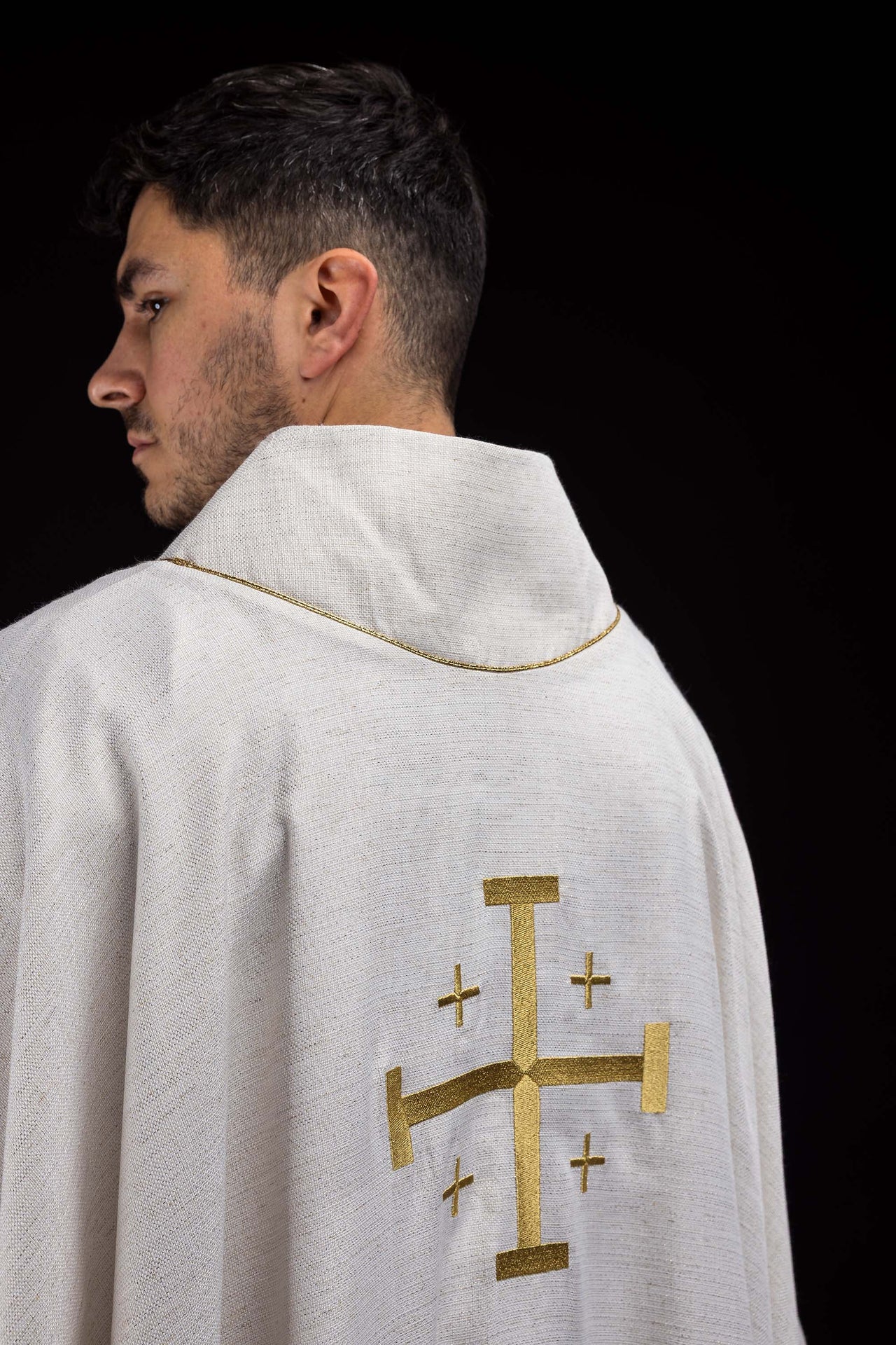 Ornat haftowany z Krzyżem Jerozolimskim ecru