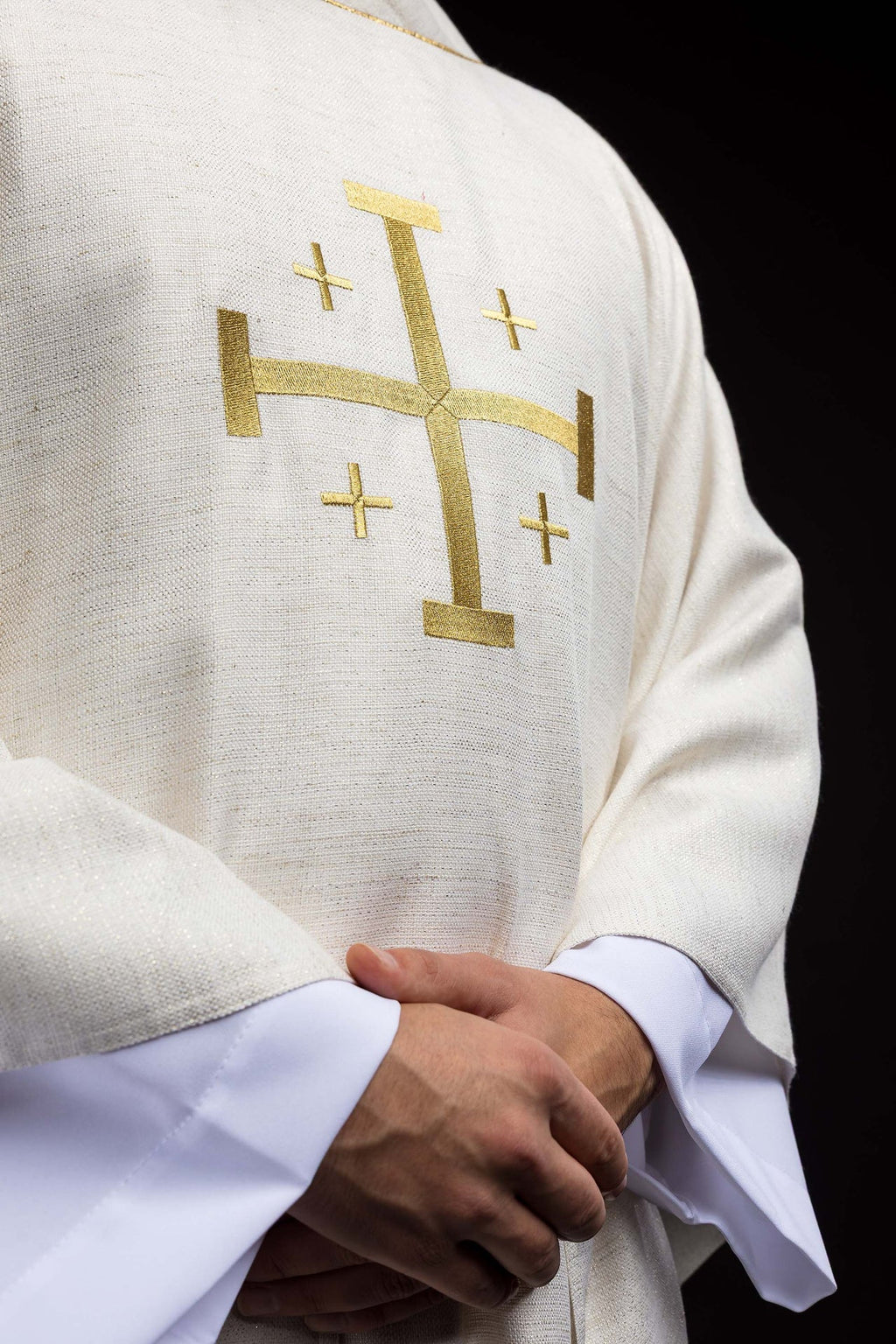 Ornat haftowany z Krzyżem Jerozolimskim ecru