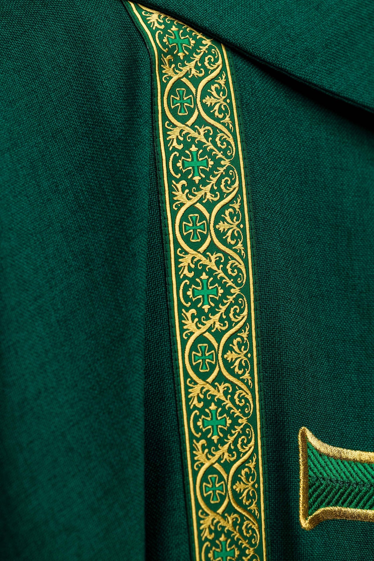Ornat liturgiczny zielony z haftowanym krzyżem i taśmami żakardowymi - ORNATY.PL