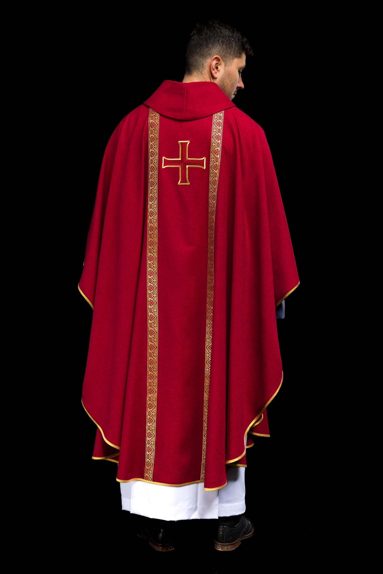 Ornat liturgiczny czerwony z haftowanym krzyżem i taśmami żakardowymi - ORNATY.PL