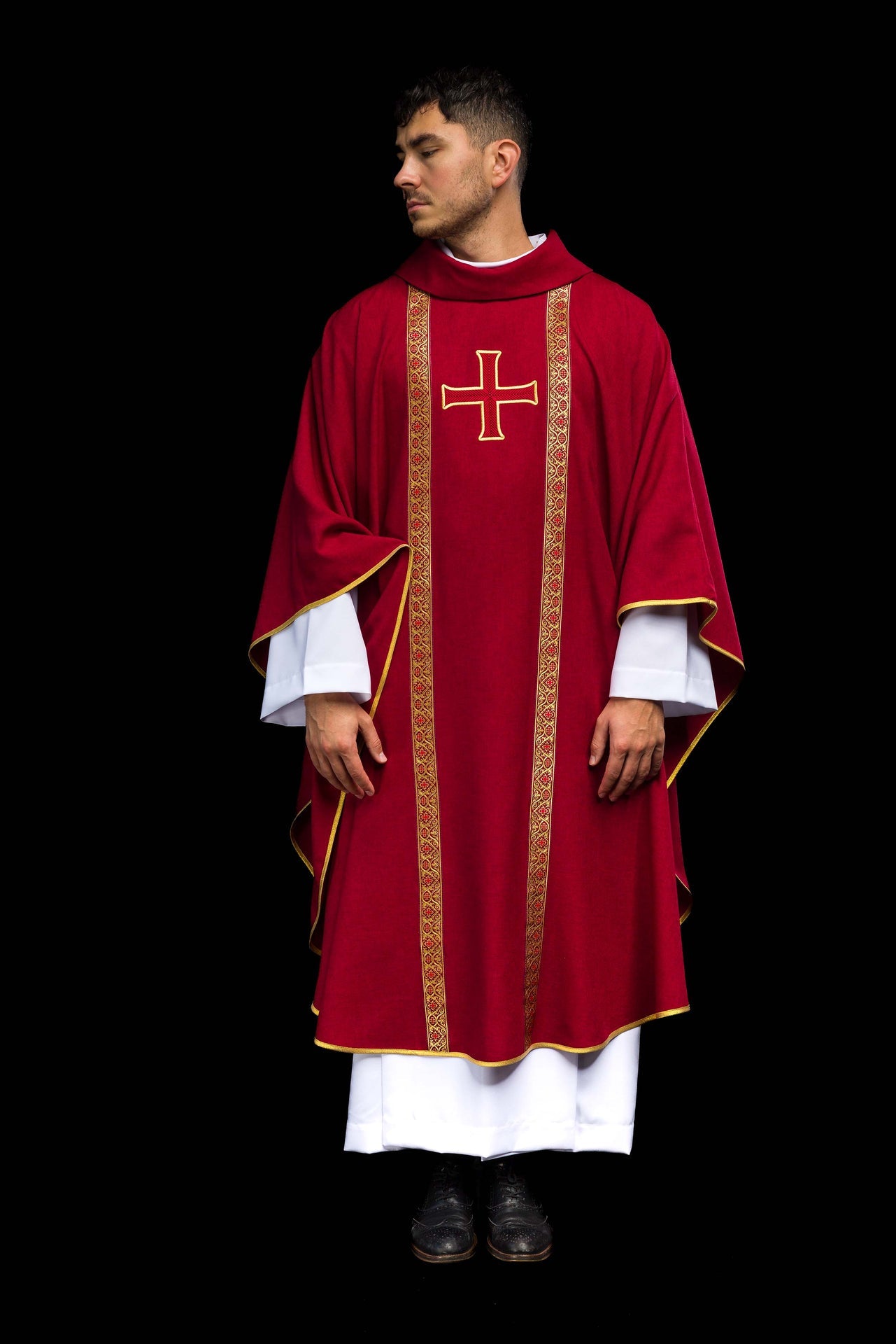 Ornat liturgiczny czerwony z haftowanym krzyżem i taśmami żakardowymi - ORNATY.PL