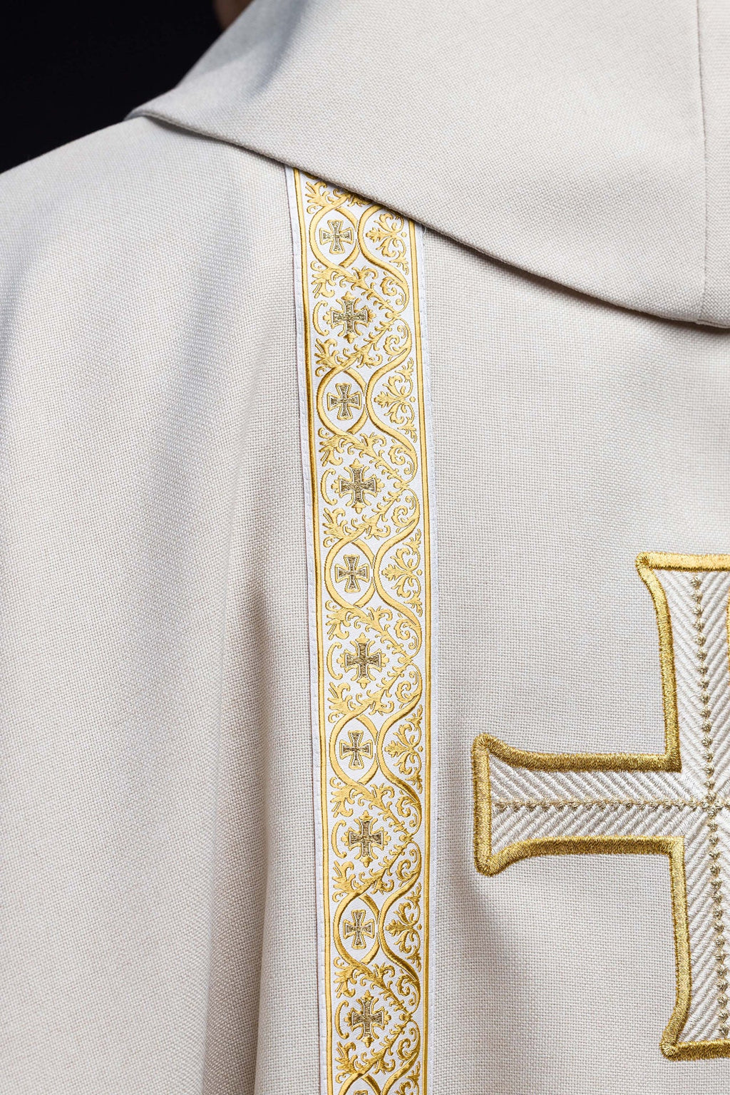 Ornat liturgiczny ecru z haftowanym krzyżem i taśmami żakardowymi - ORNATY.PL