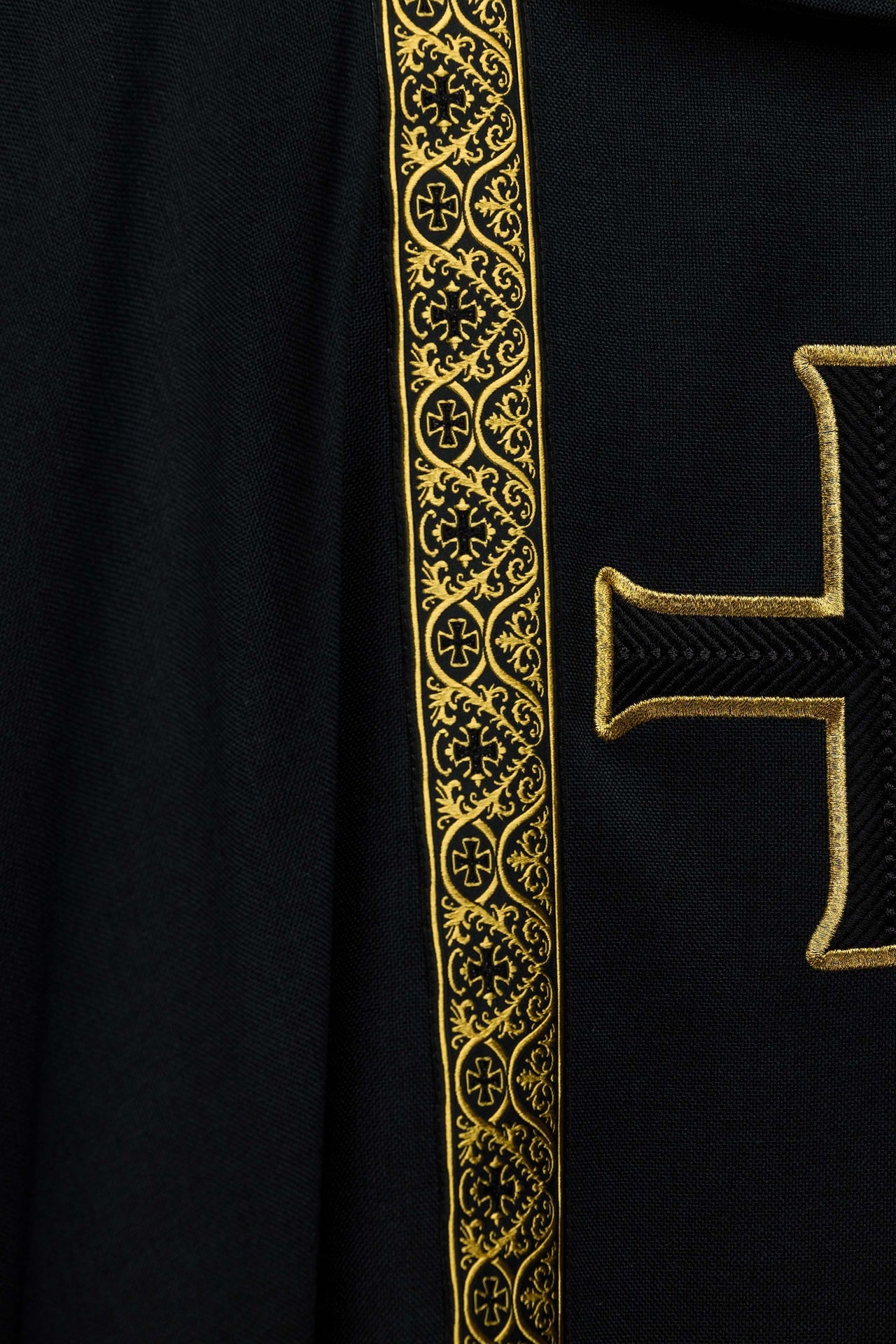 Ornat liturgiczny czarny z haftowanym krzyżem i taśmami żakardowymi - ORNATY.PL