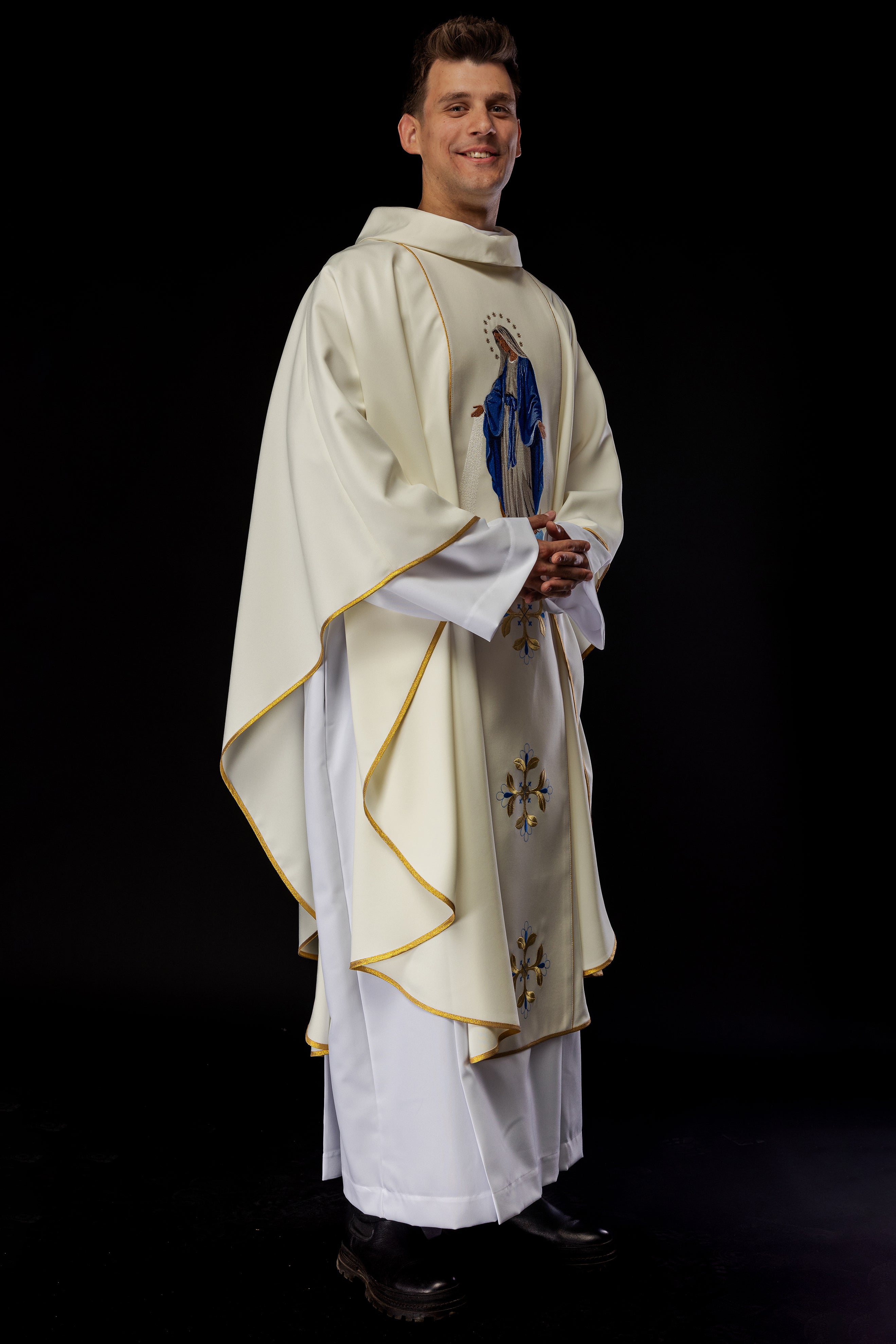 Embroidered chasuble with the image of Our Lady Immaculate