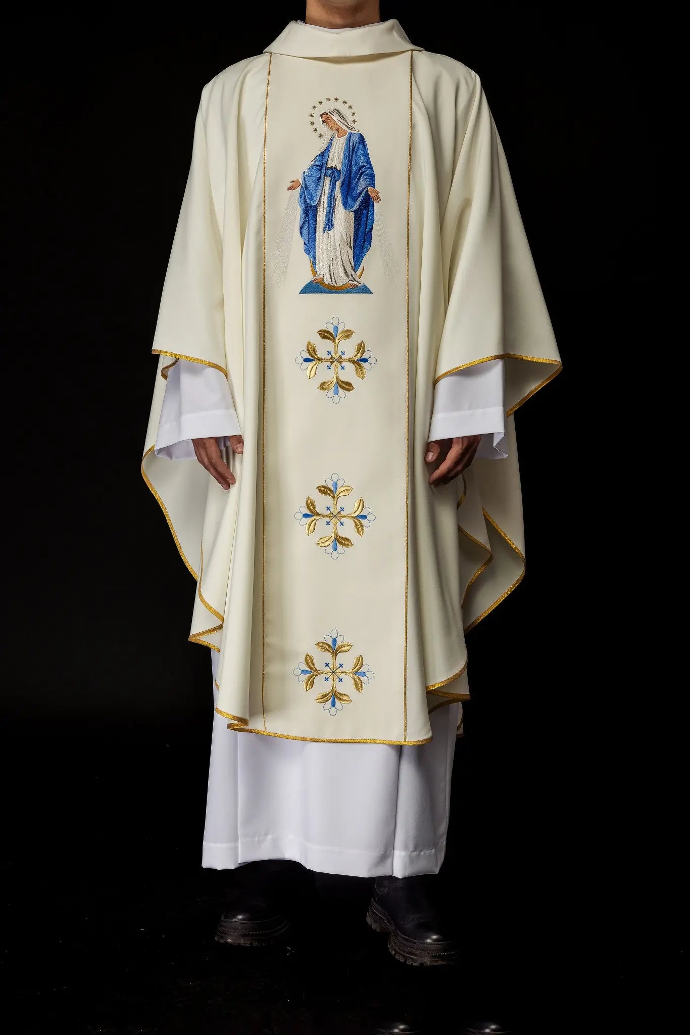 Embroidered chasuble with the image of Our Lady Immaculate
