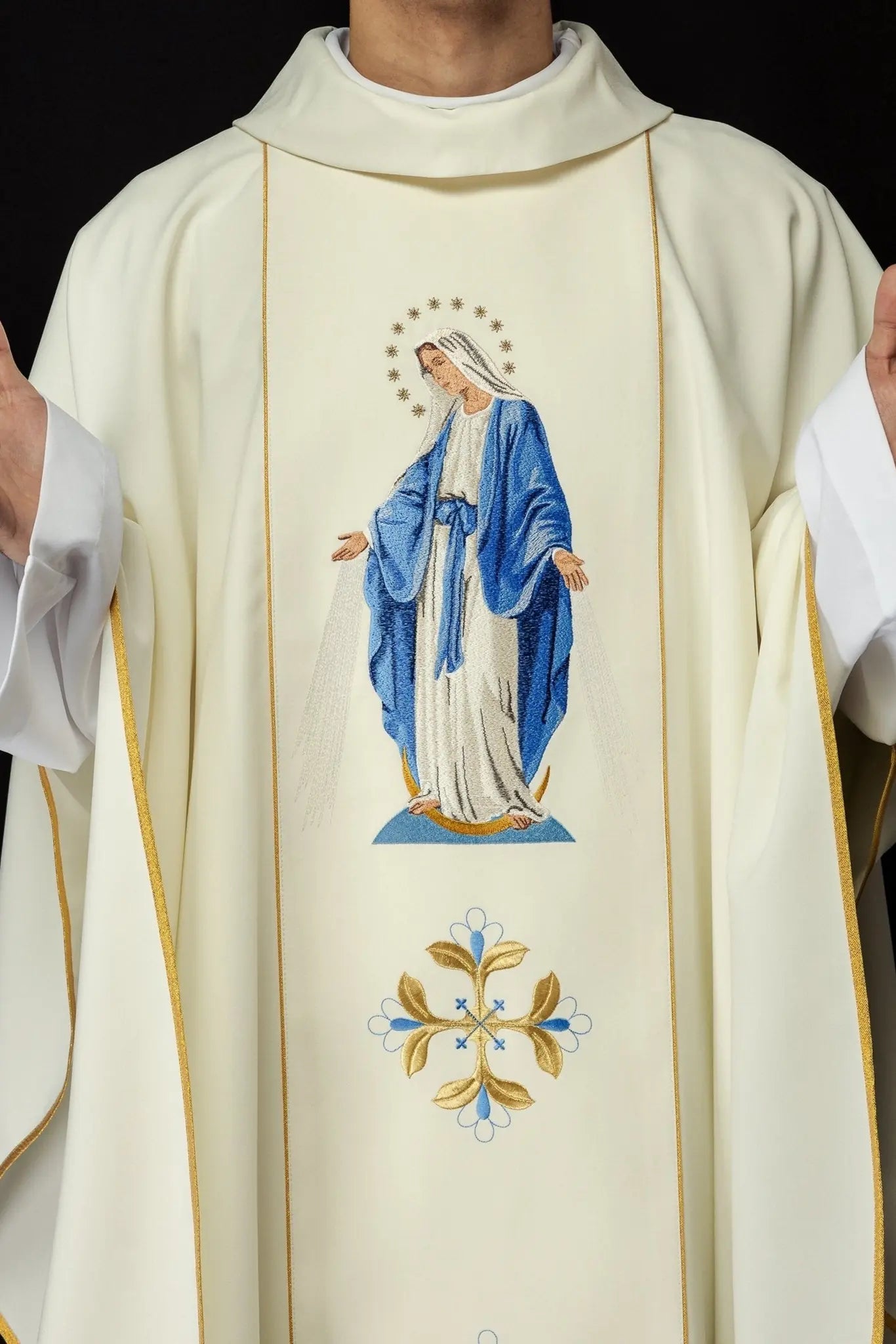 Embroidered chasuble with the image of Our Lady Immaculate