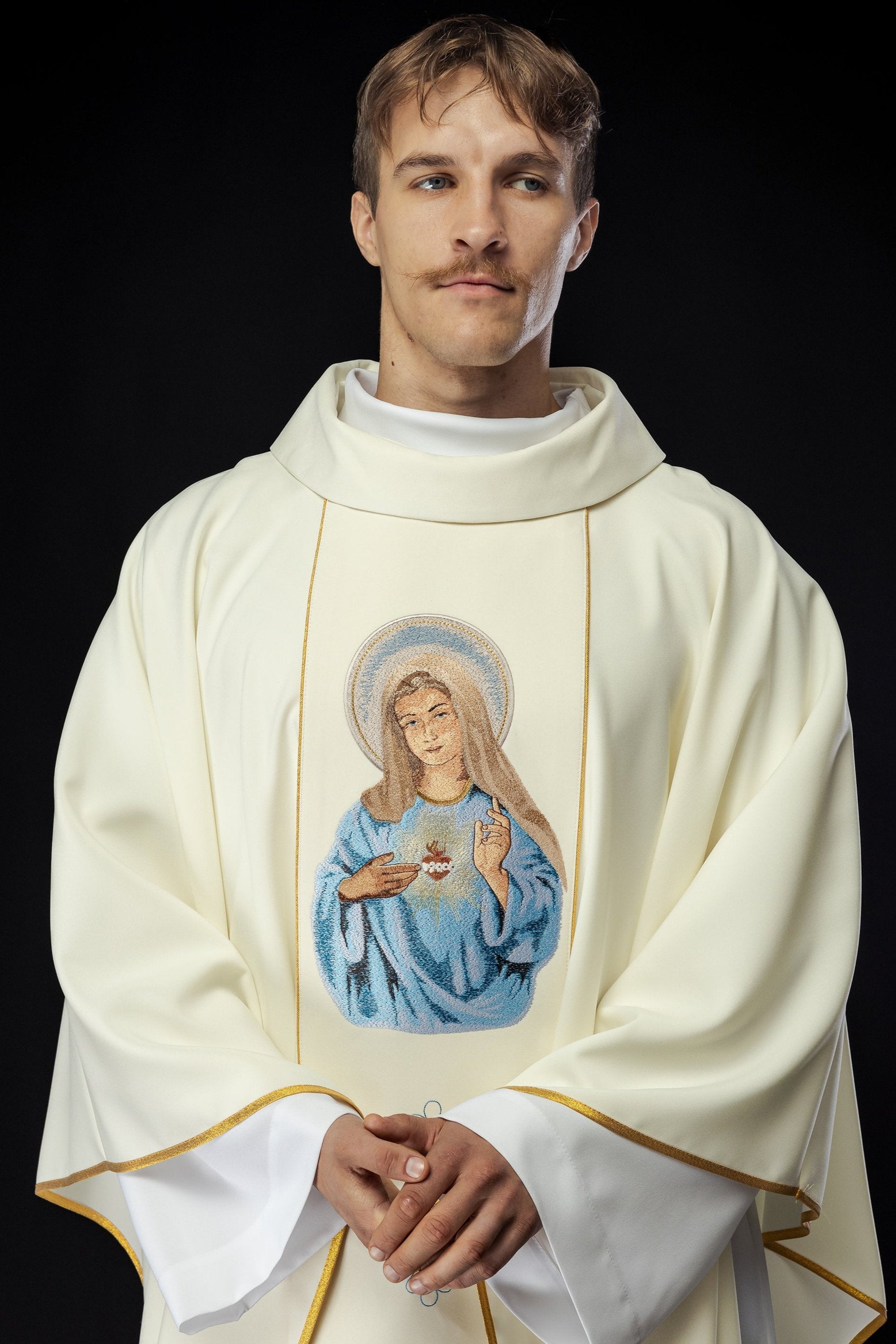 Embroidered chasuble with an image of the Heart of Mary