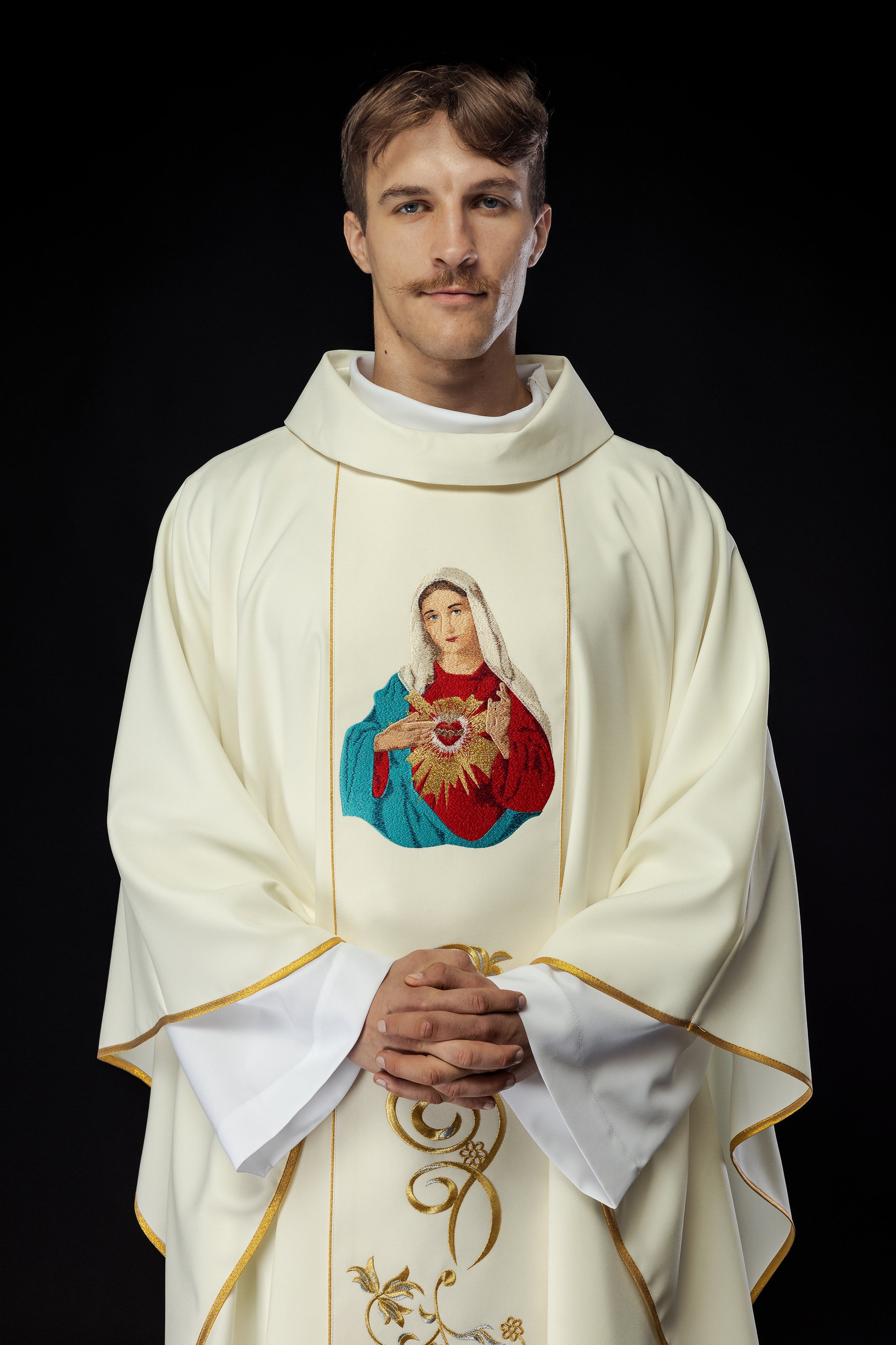 Embroidered chasuble with an image of the Heart of Mary