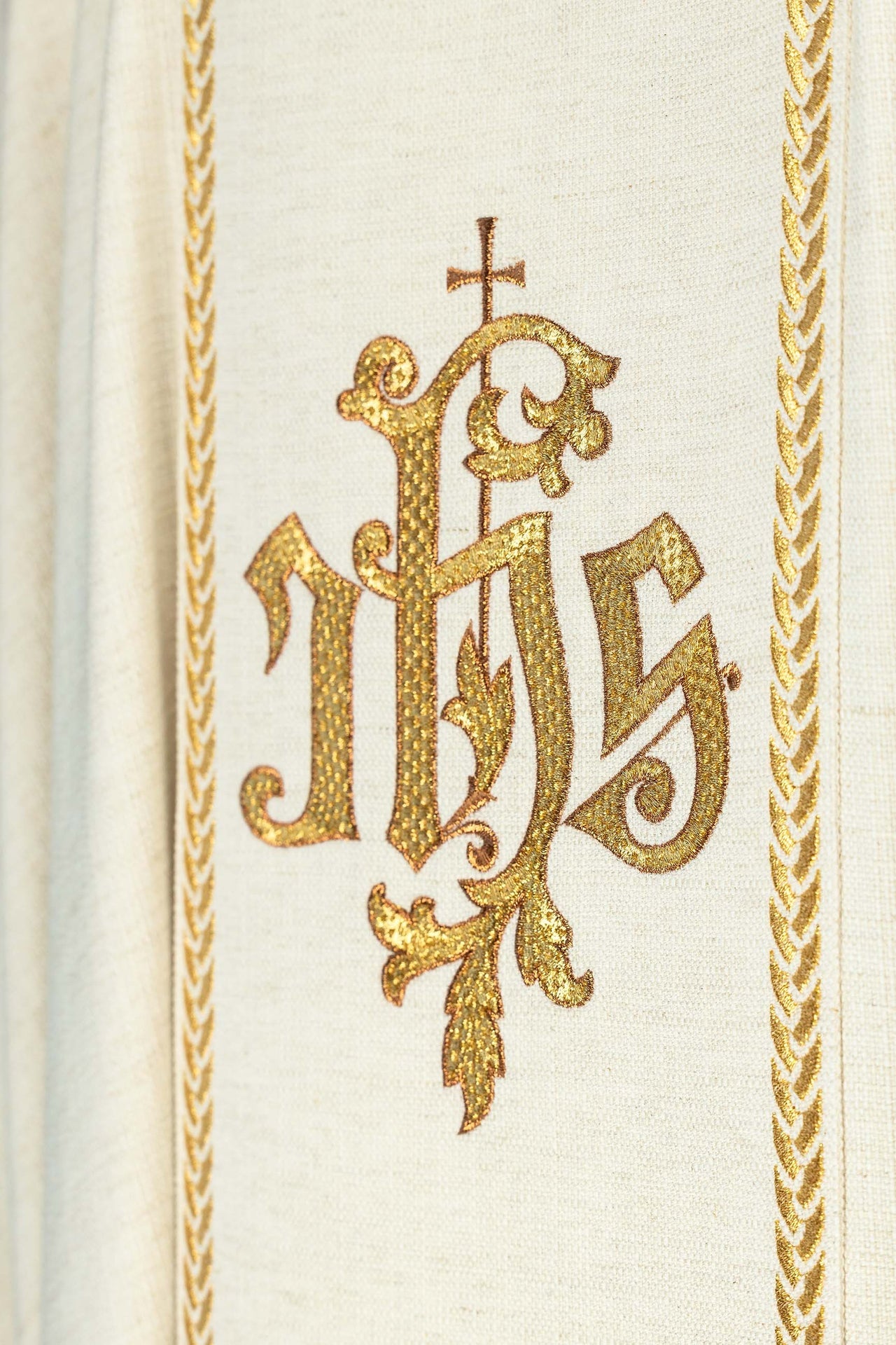 Ornat haftowany z pasem i wizerunkiem Jezusa Dobrego Pasterza z Barankiem ecru - ORNATY.PL