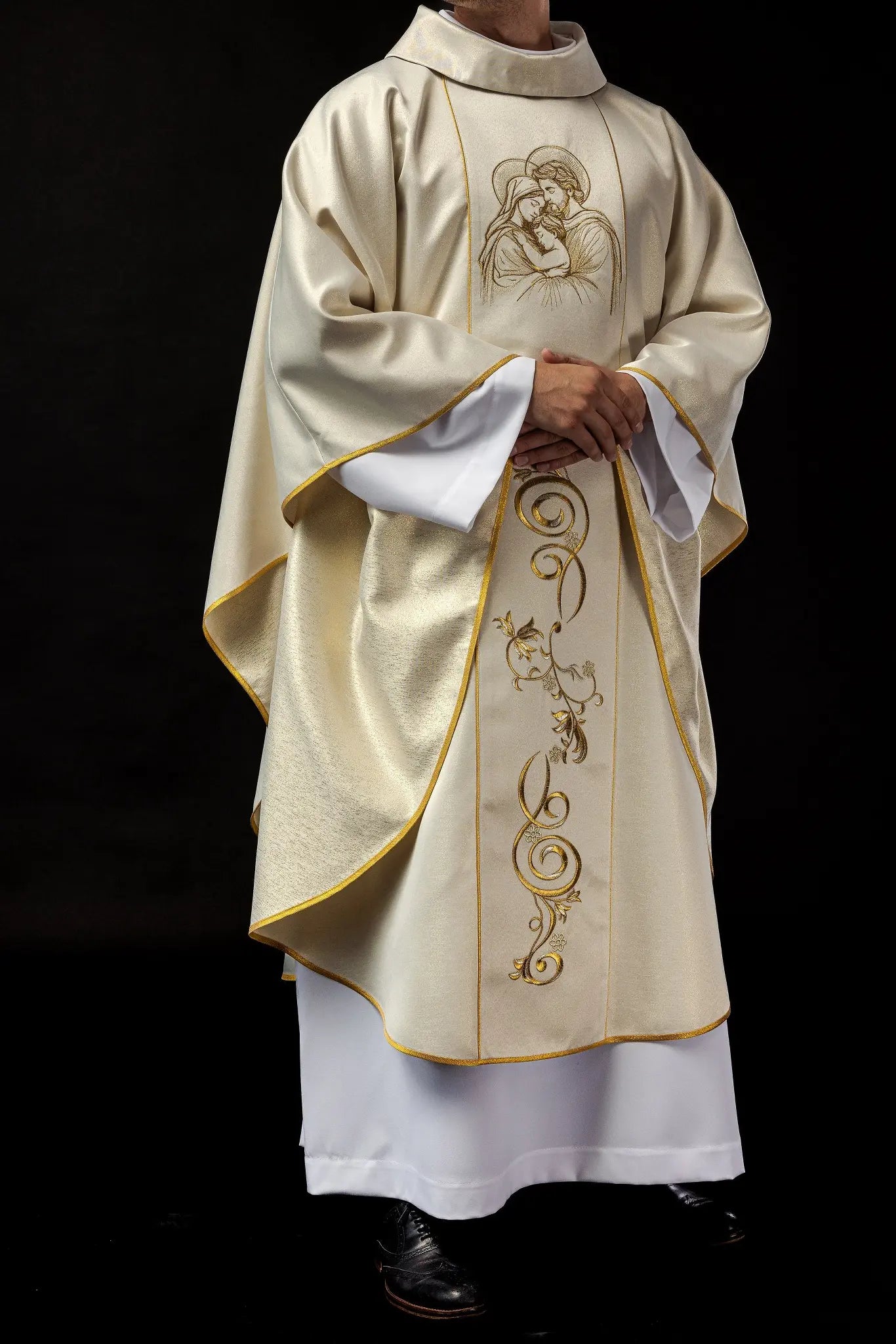 Embroidered chasuble for Christmas with the image of the Holy Family