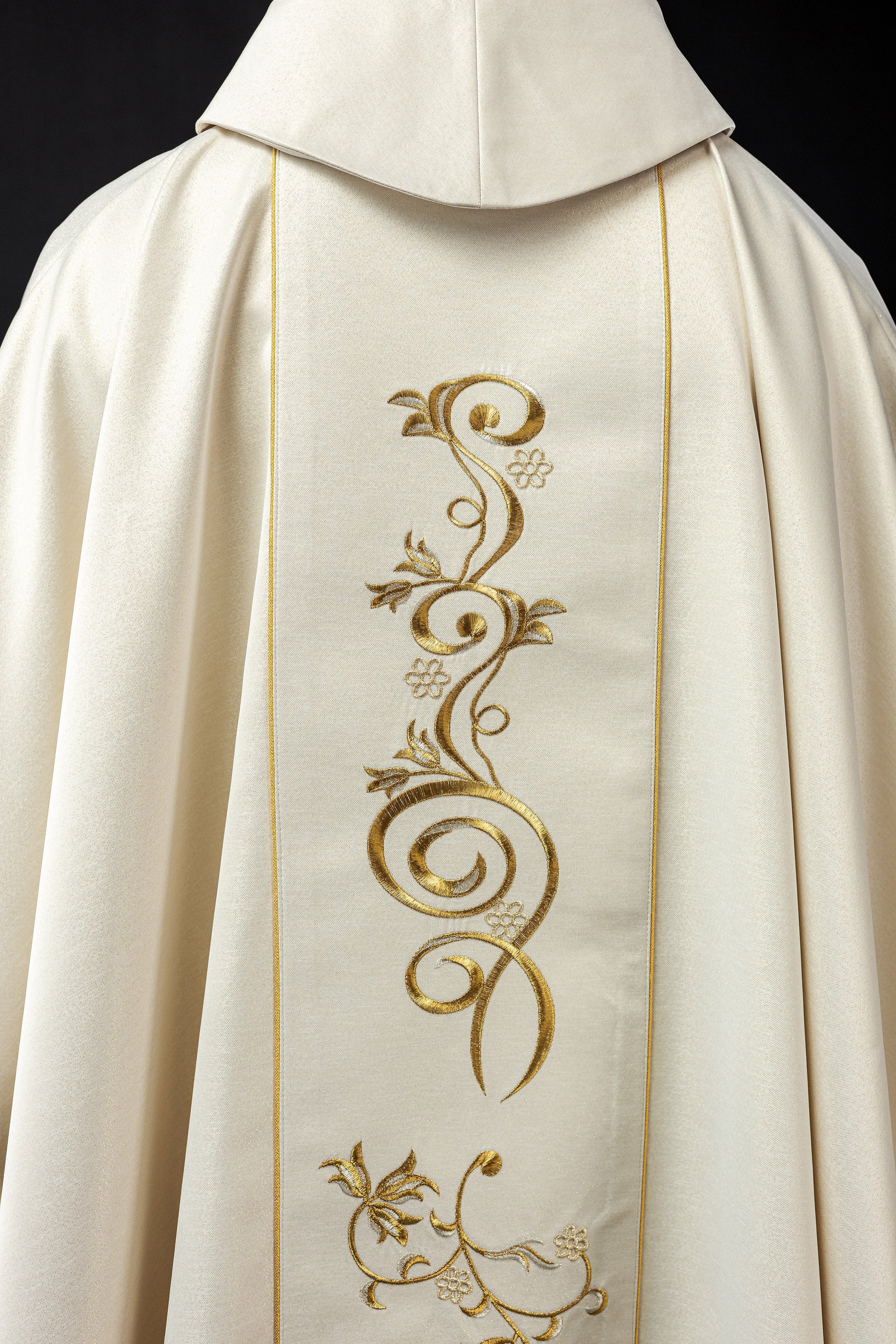 Embroidered chasuble for Christmas with the image of the Holy Family