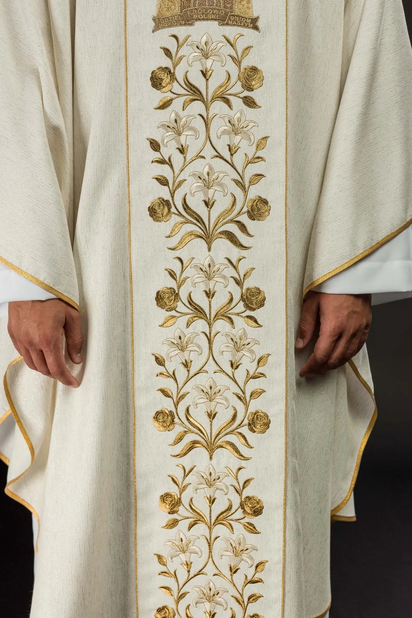 Casula Dourada Bordada com Imagem de Nossa Senhora de Lichen