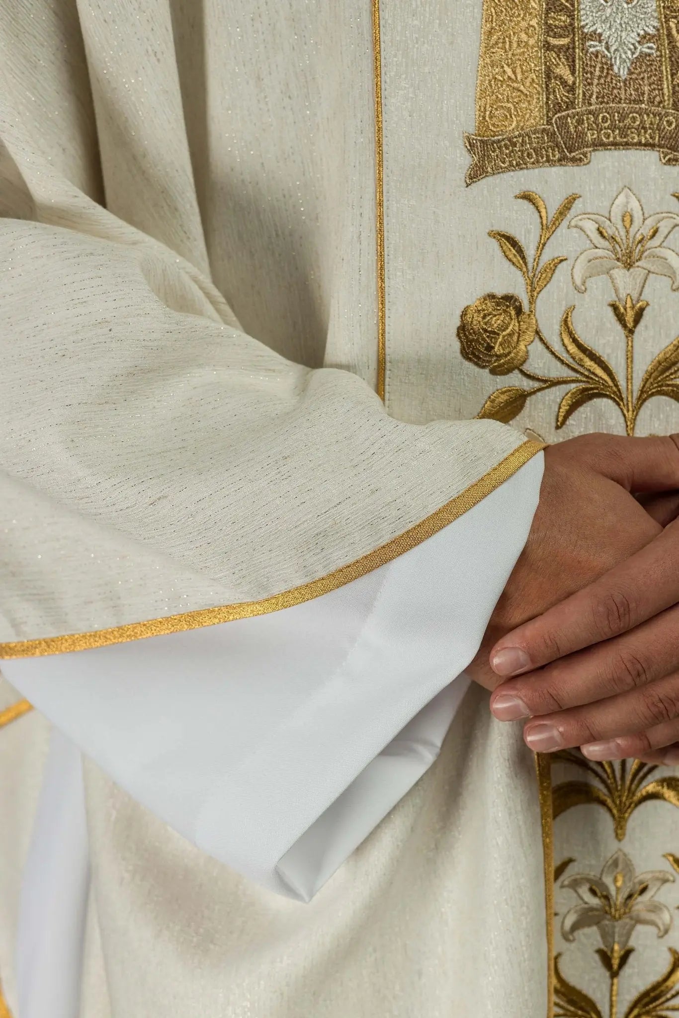 Casula Dourada Bordada com Imagem de Nossa Senhora de Lichen