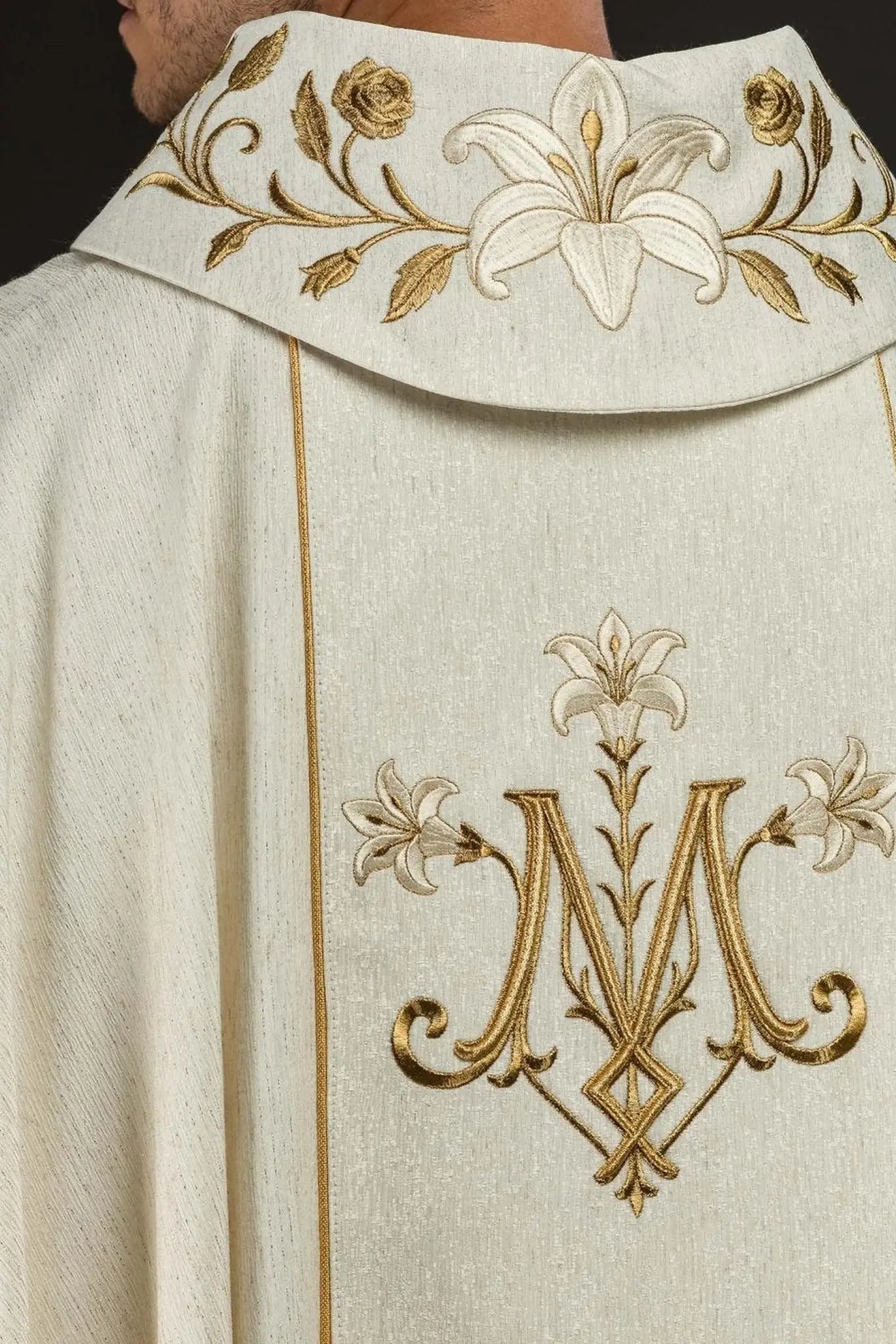 Casula Dourada Bordada com Imagem de Nossa Senhora de Lichen