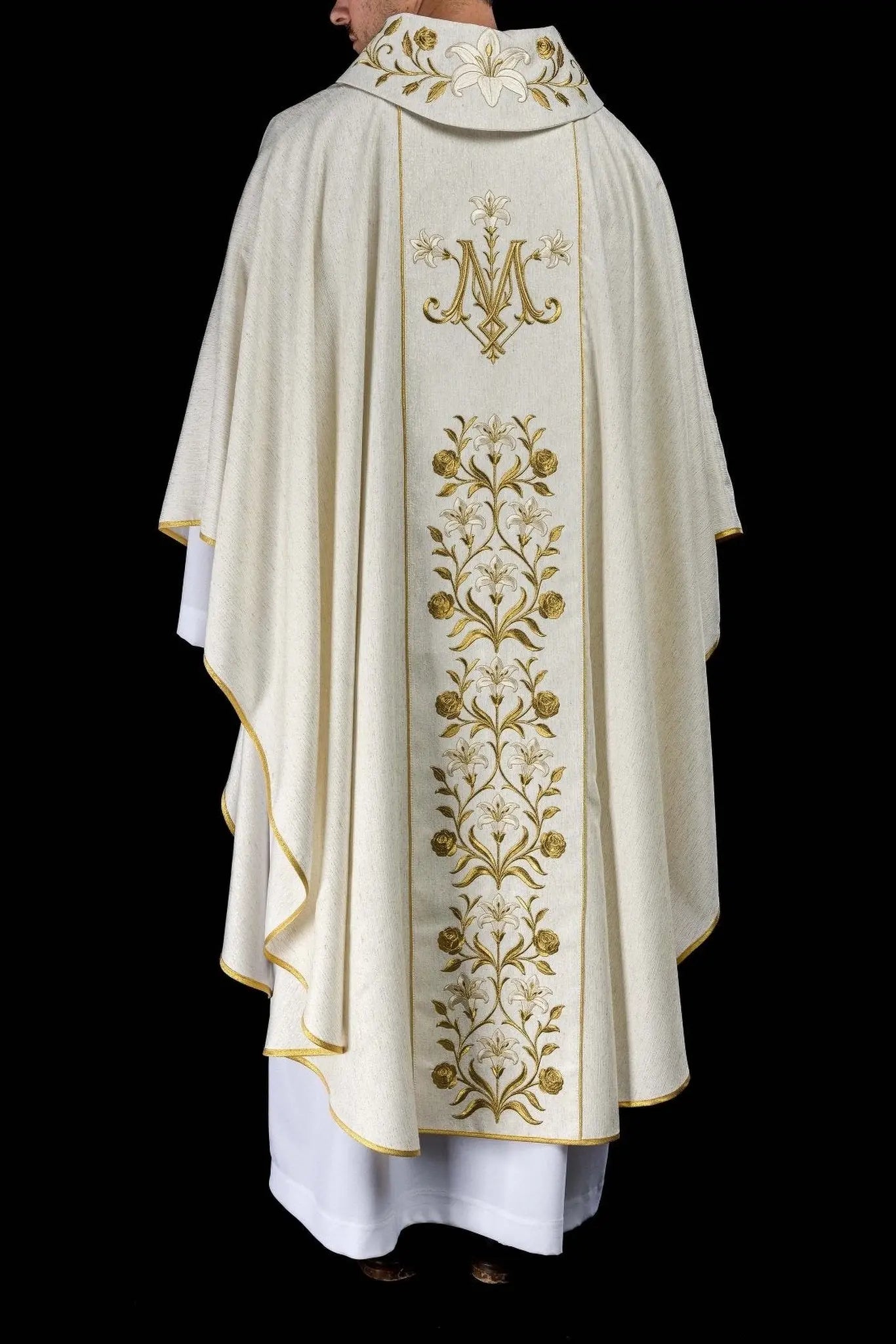Casula Dourada Bordada com Imagem de Nossa Senhora de Lichen