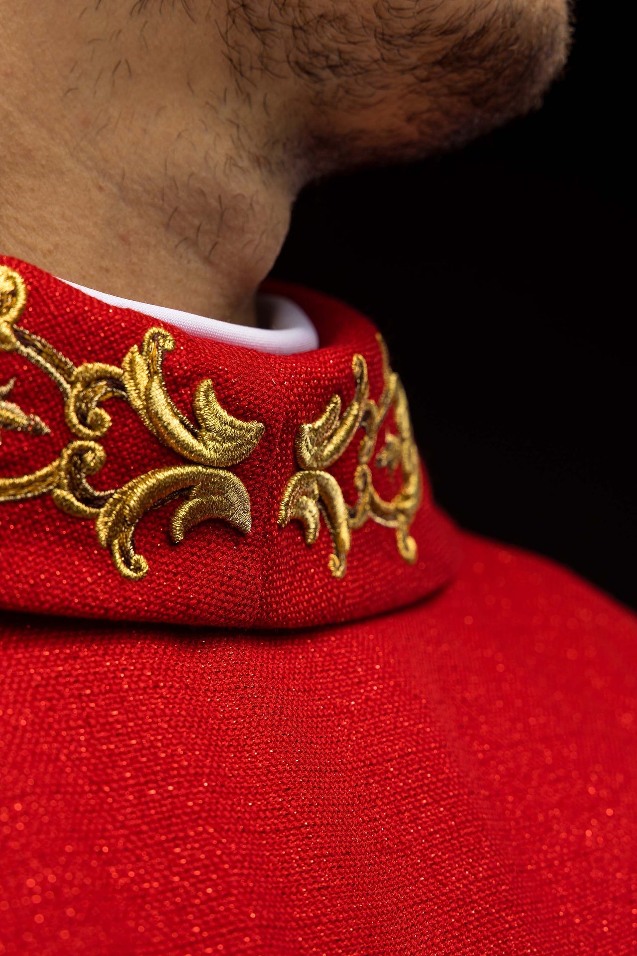 Ornat bogato haftowany z wizerunkiem Świętego Piotra Czerwony - ORNATY.PL