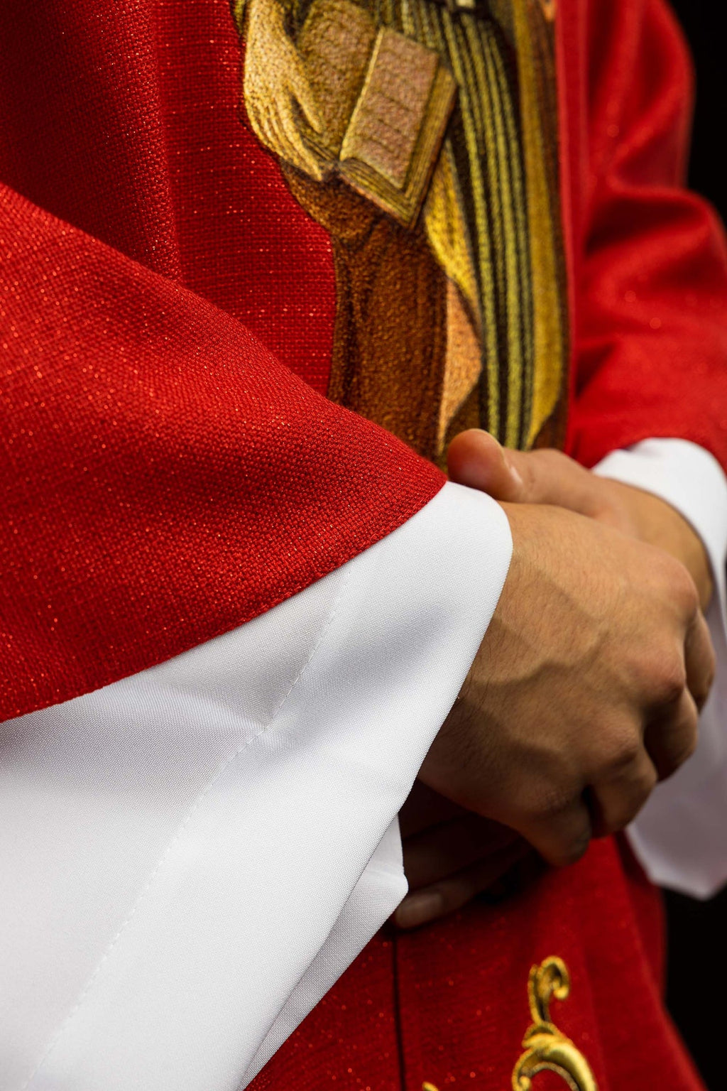 Ornat bogato haftowany z wizerunkiem Świętego Piotra Czerwony - ORNATY.PL