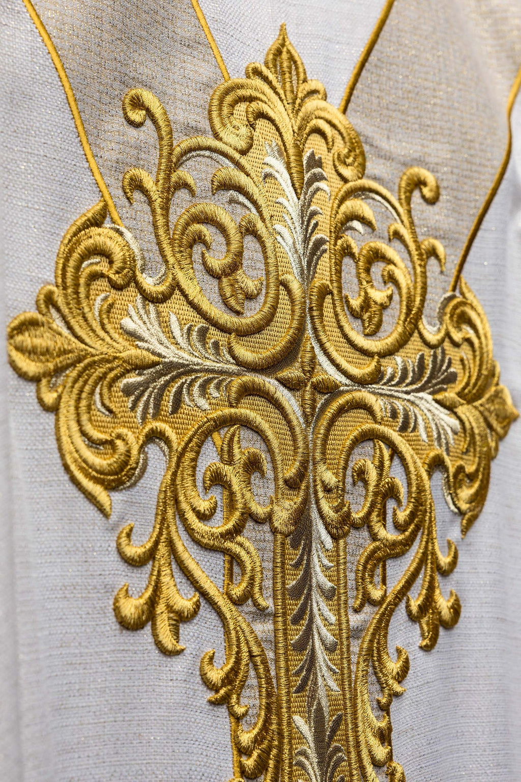 Ornat haftowany z wizerunkiem Jezusa Miłosiernego ecru - ORNATY.PL