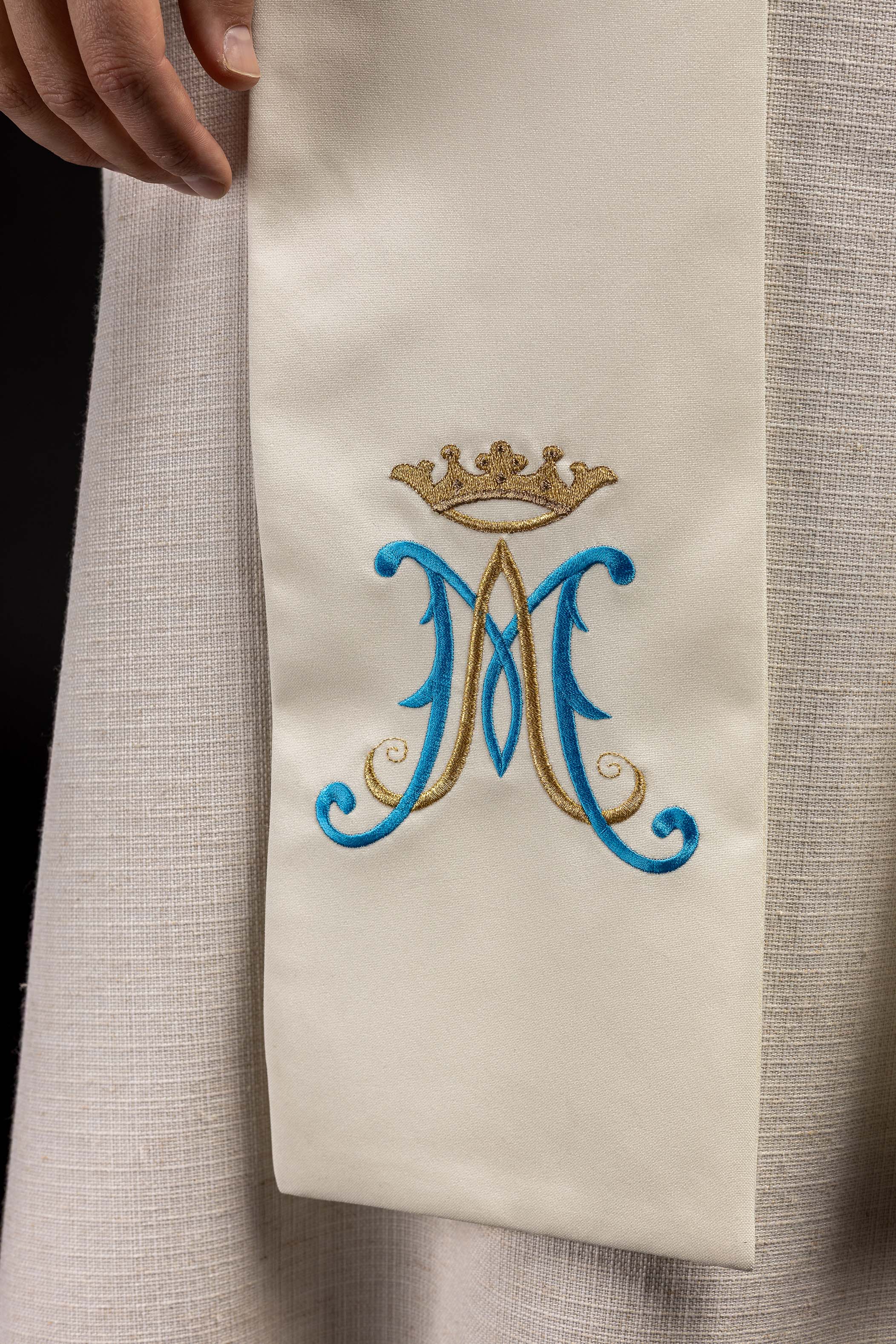 Embroidered Stele of Mary ecru