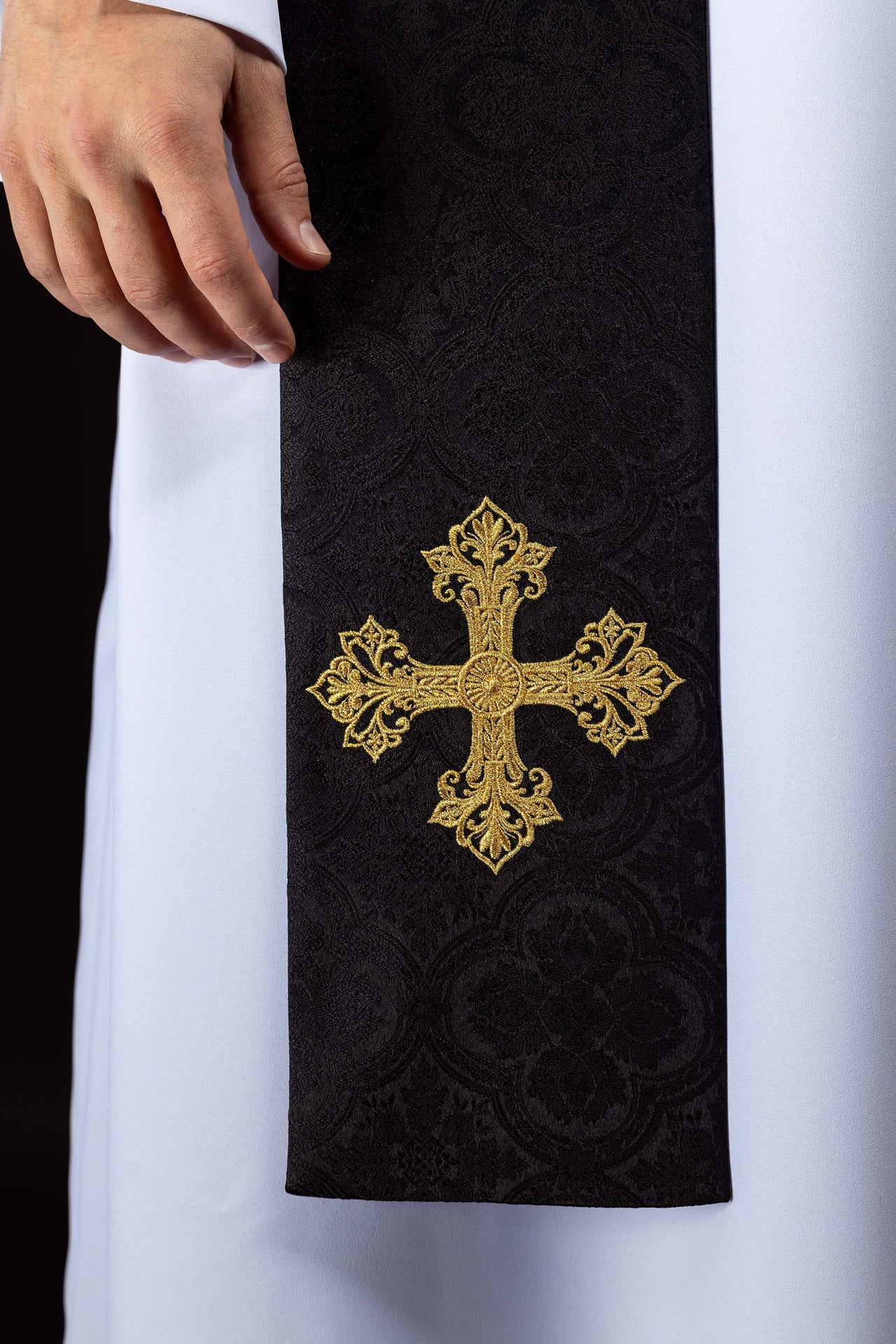 Stuła haftowana z motywem Krzyża czarna tkanina żakardowa - ORNATY.PL