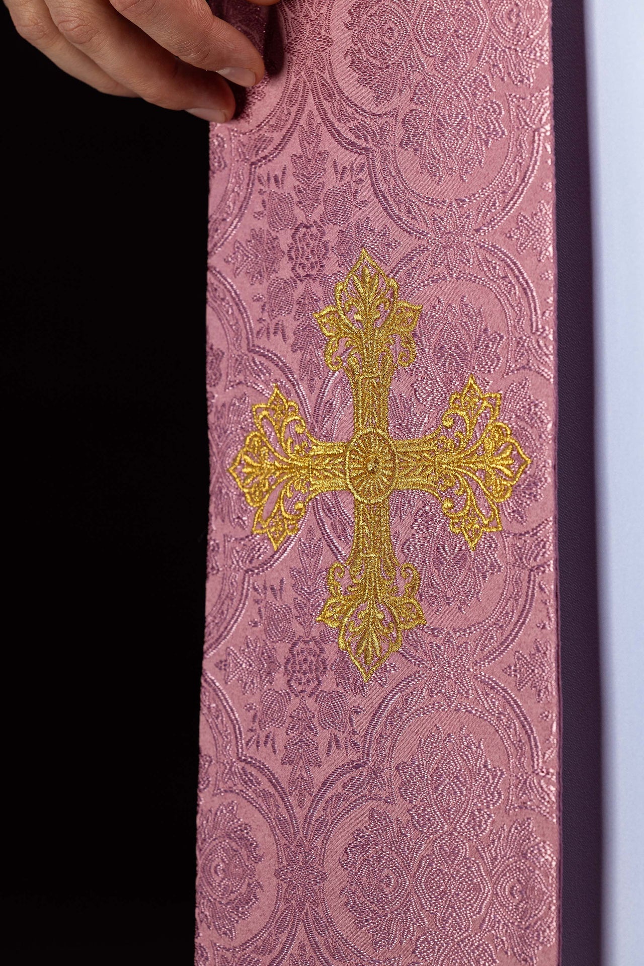 Stuła haftowana z motywem Krzyża różowa tkanina żakardowa - ORNATY.PL