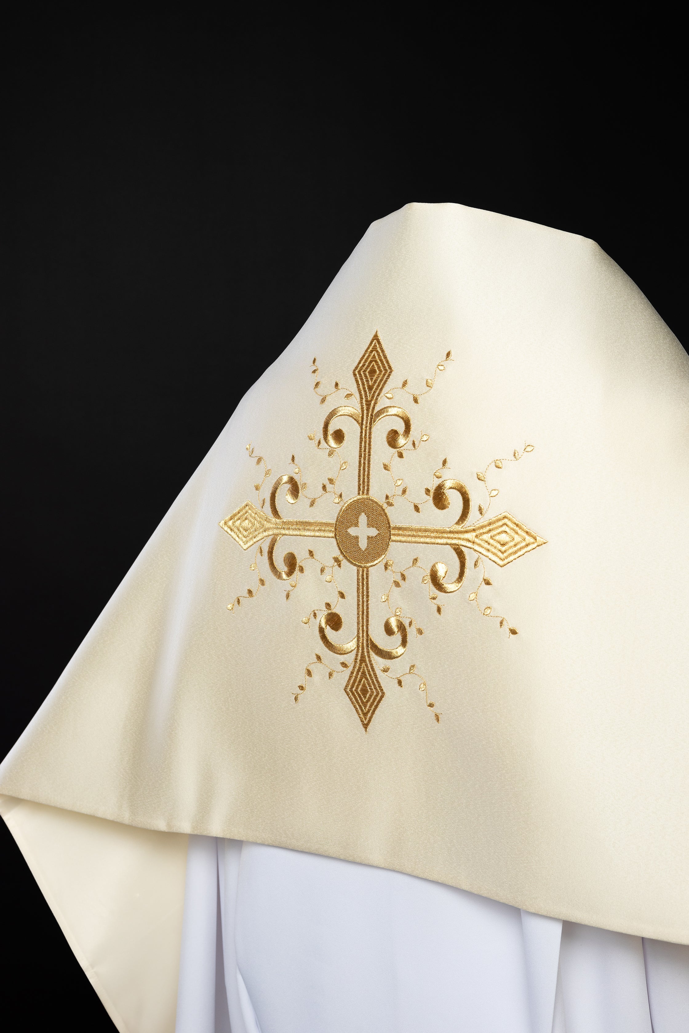 Embroidered ecru cross veil